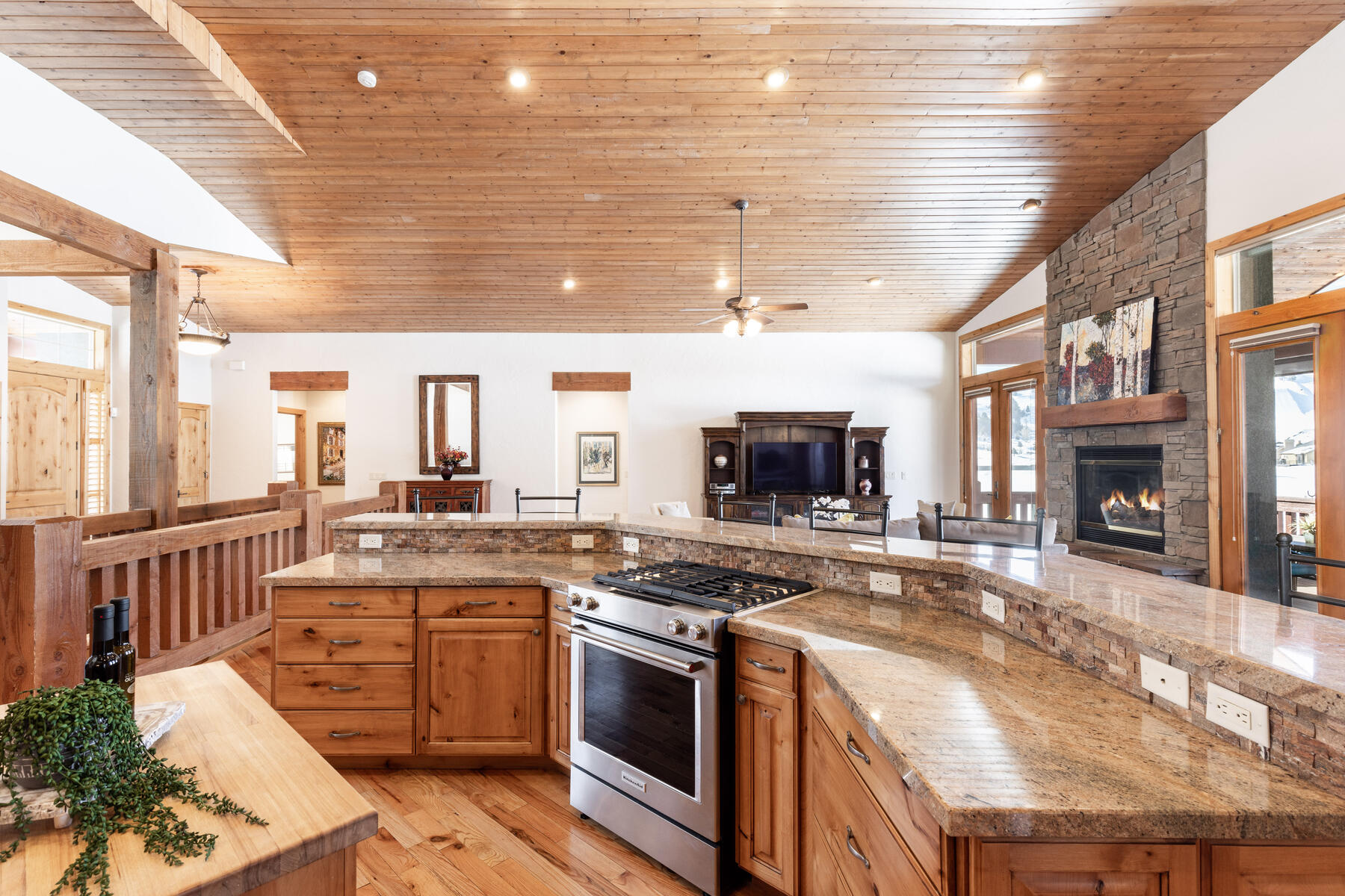 3717 W Saddleback Rd