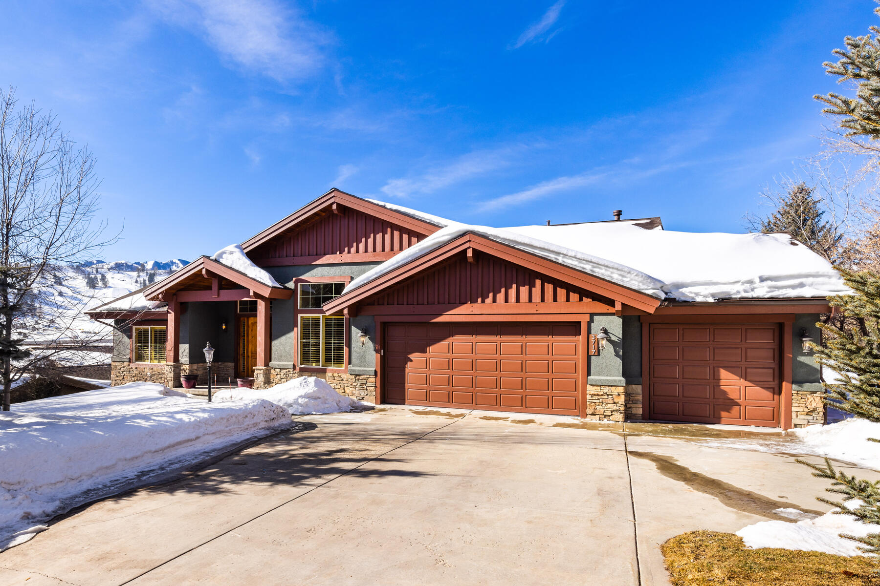 3717 W Saddleback Rd