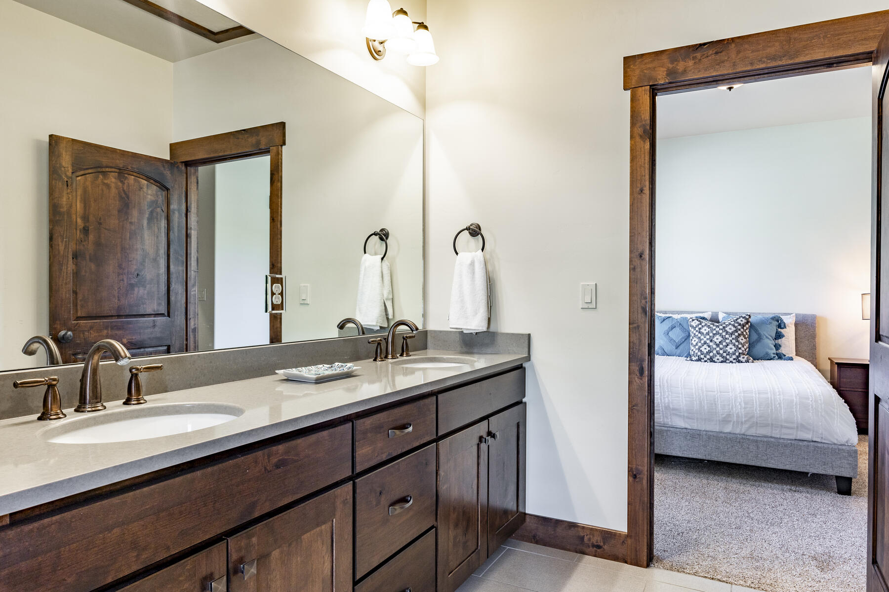 938 W White Cloud Trl