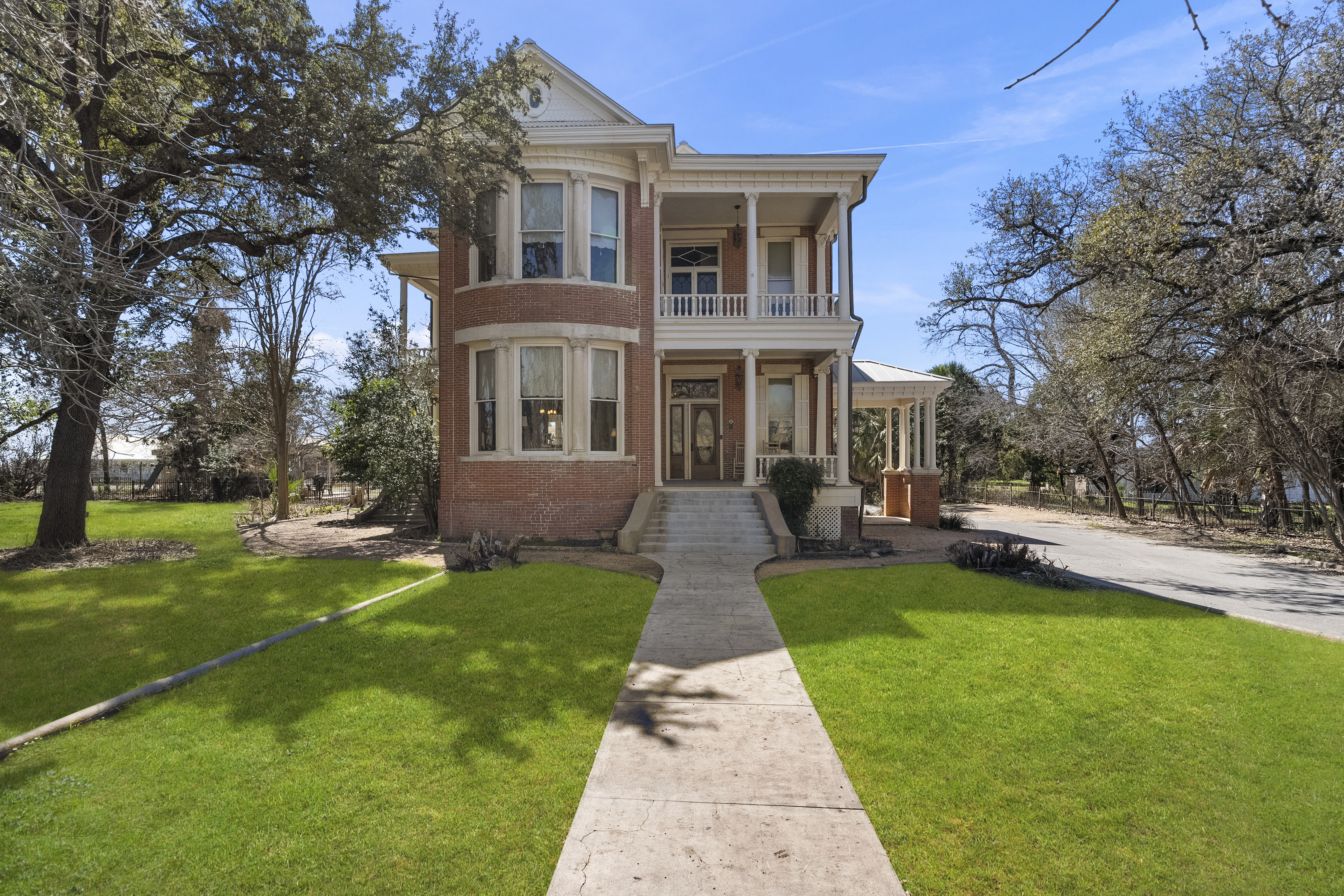 372 Magazine Avenue 