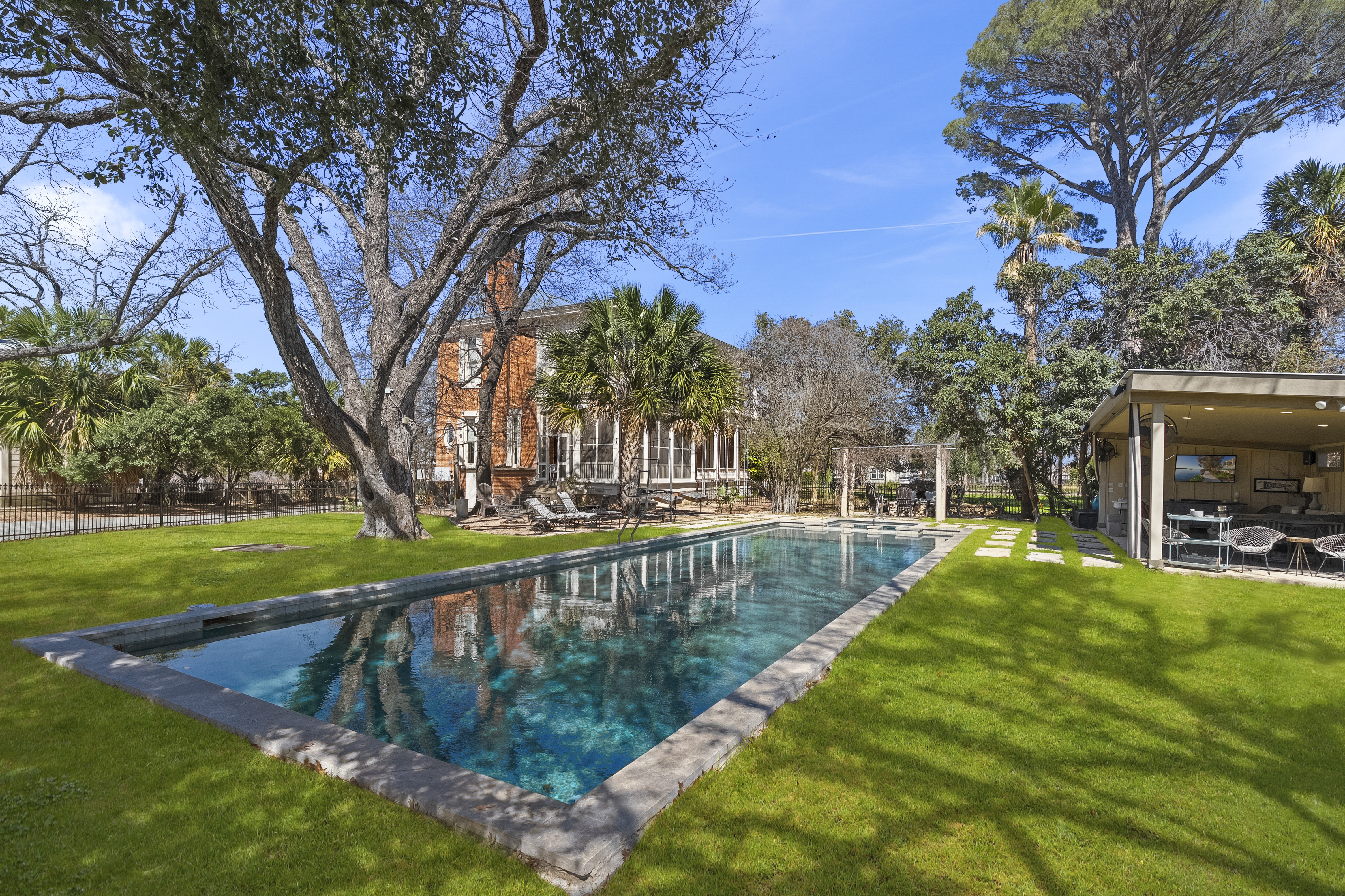 372 Magazine Avenue 