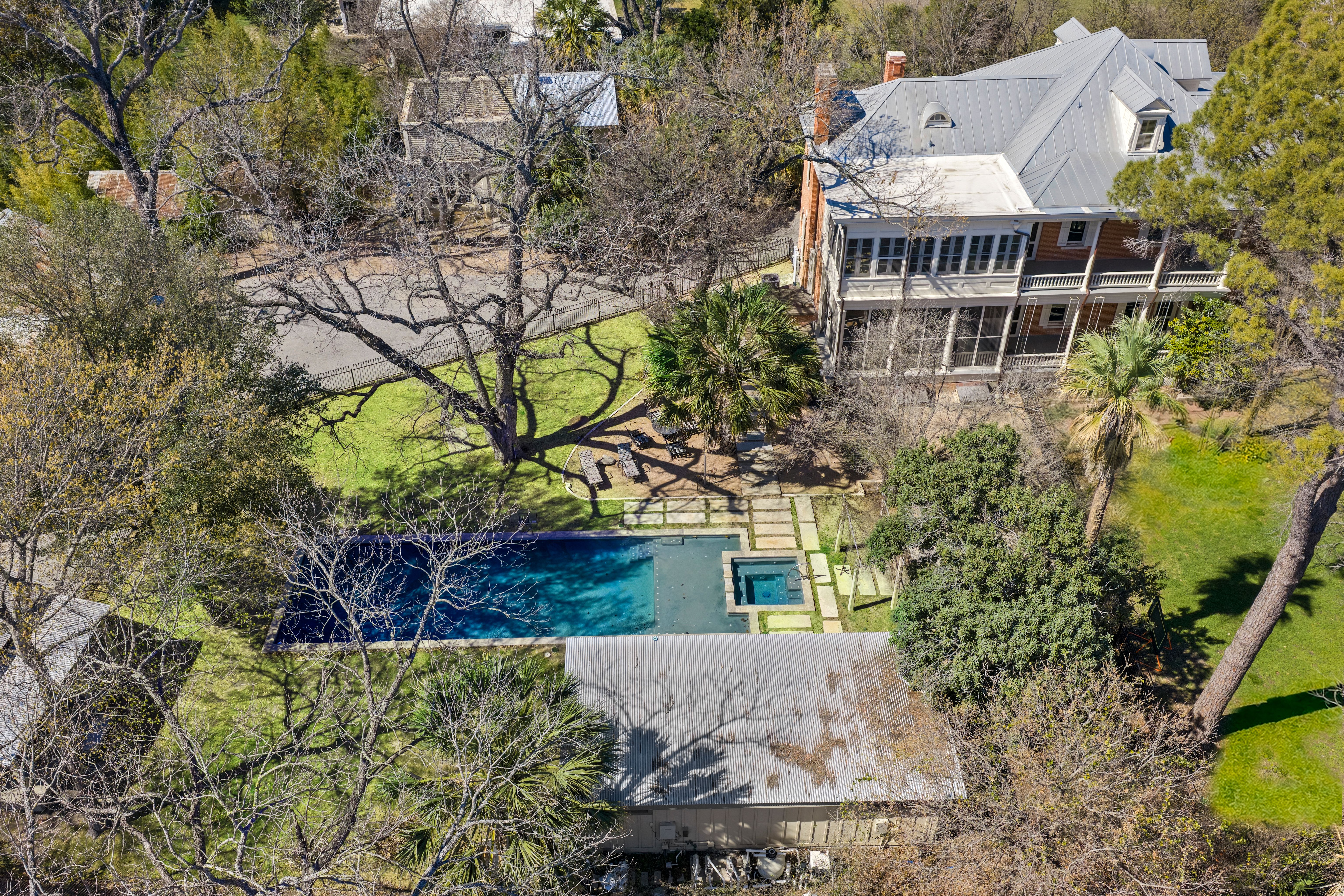 372 Magazine Avenue 