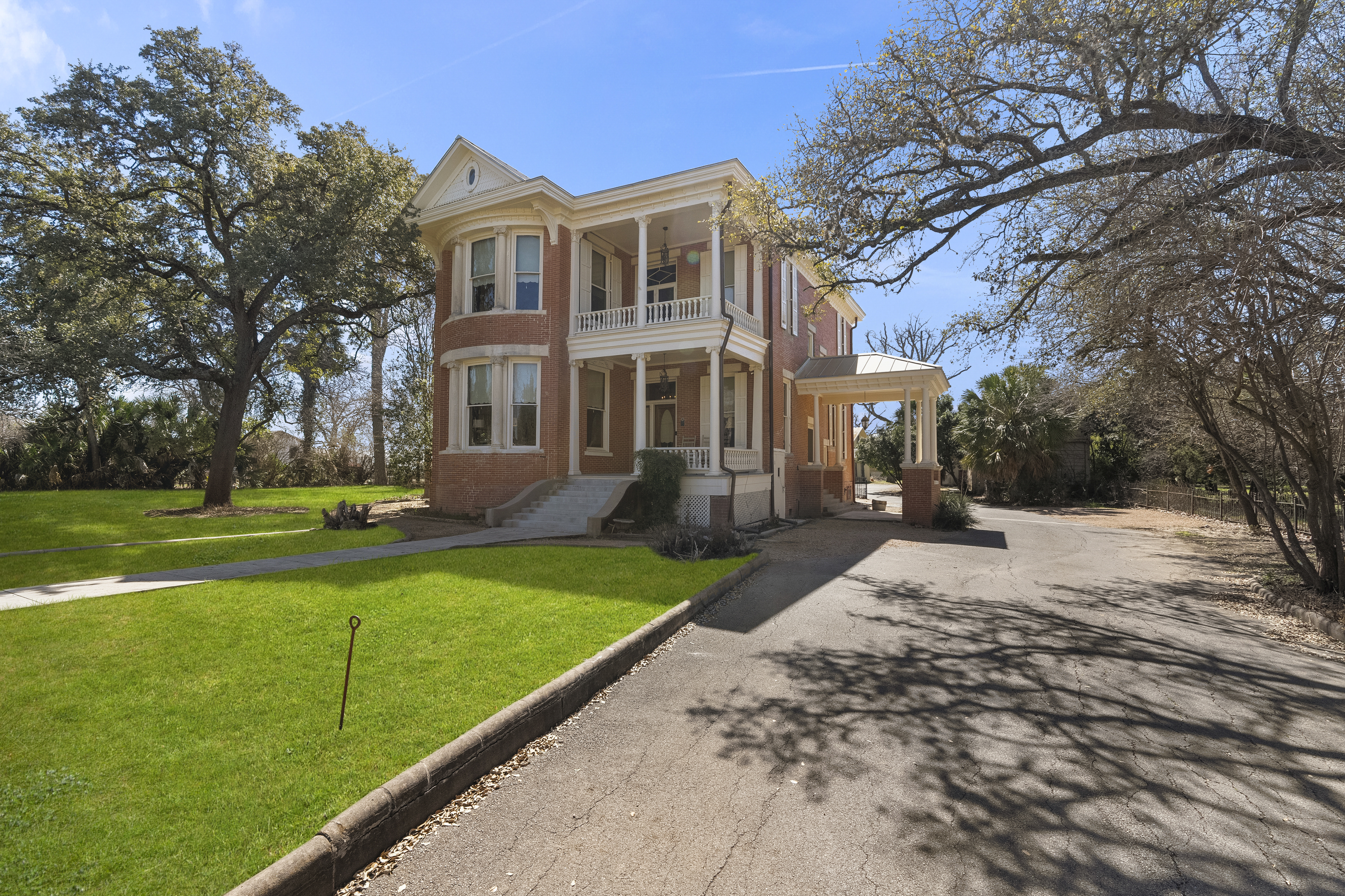 372 Magazine Avenue 