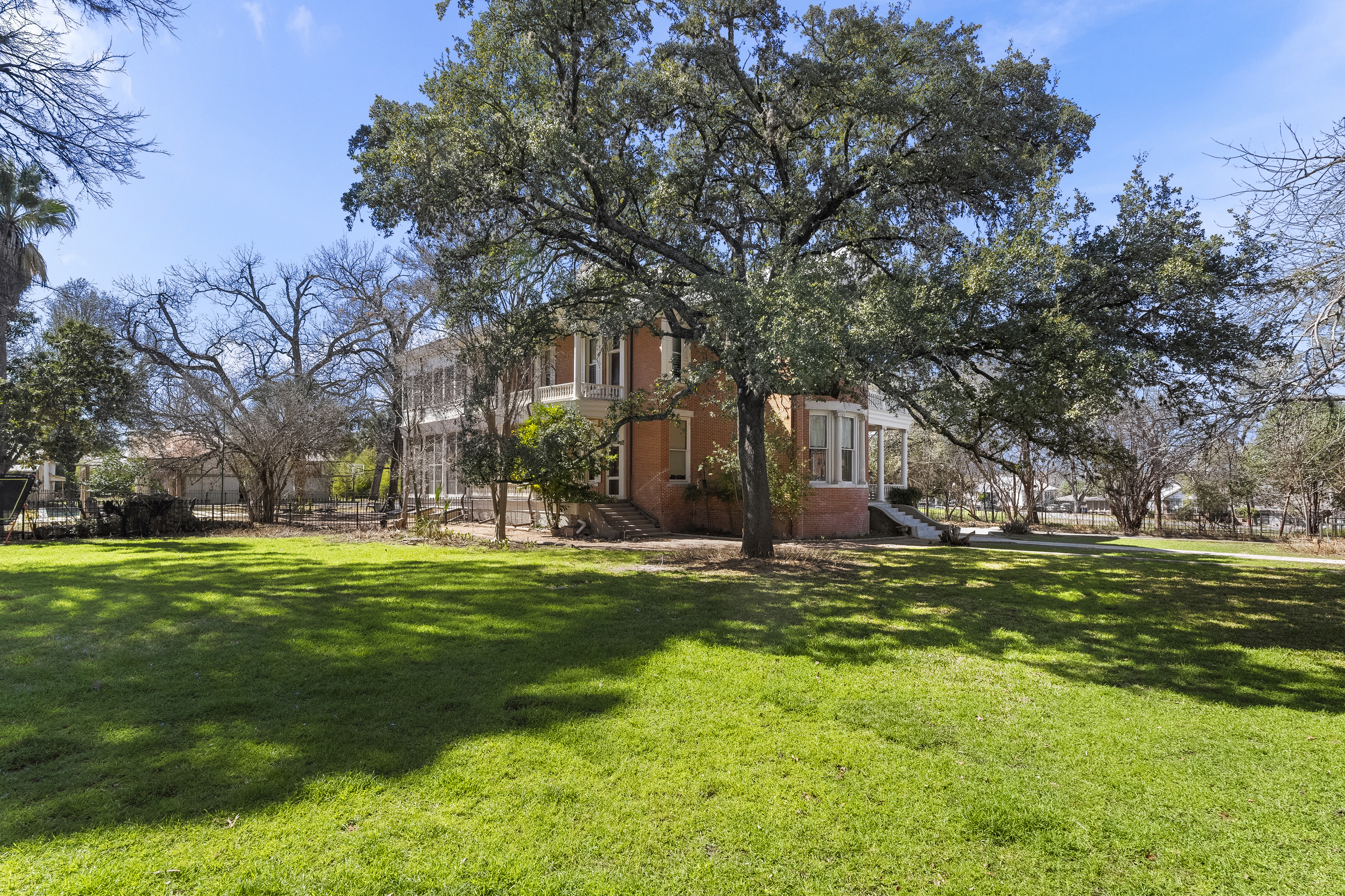 372 Magazine Avenue 