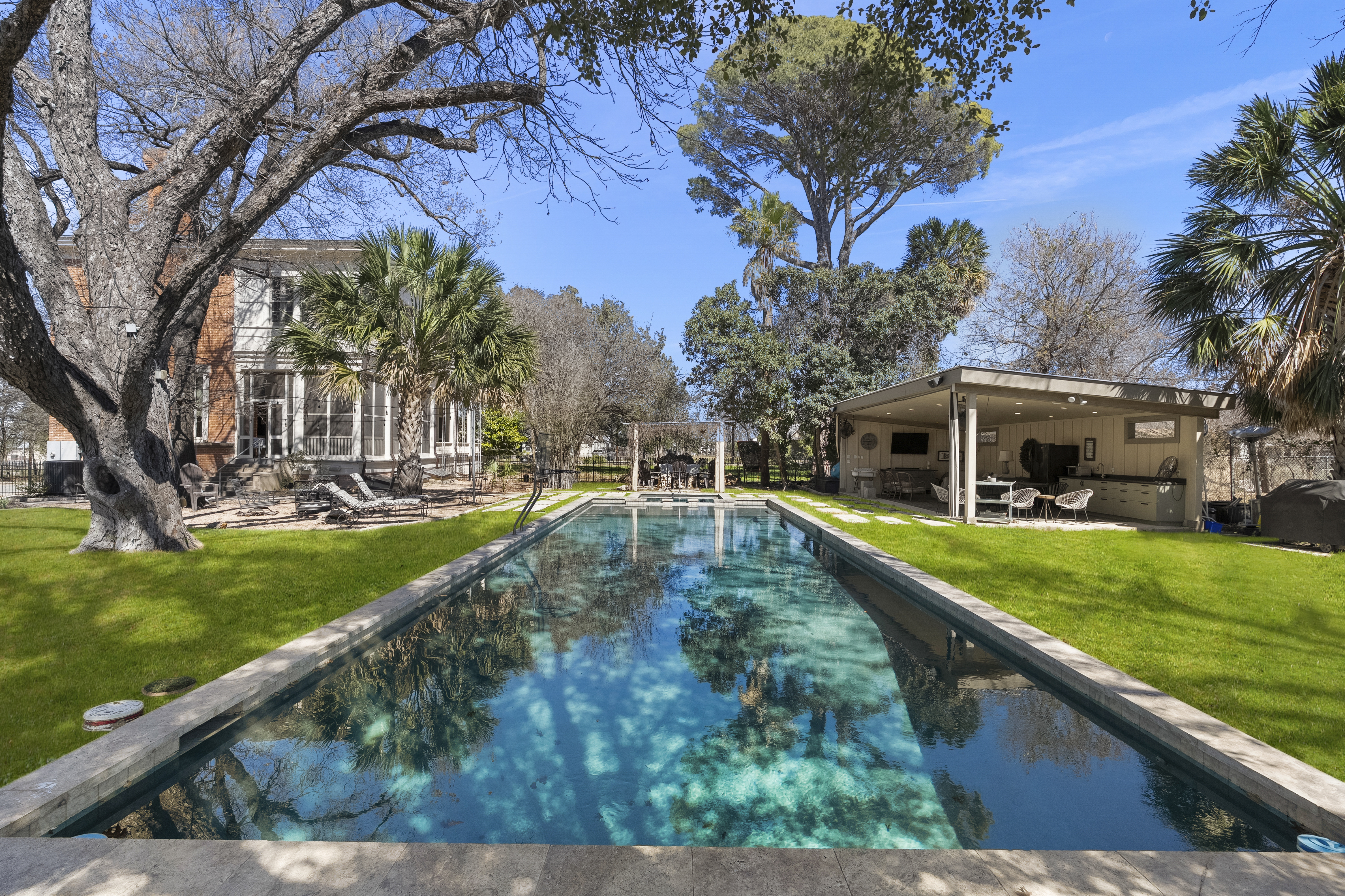 372 Magazine Avenue 