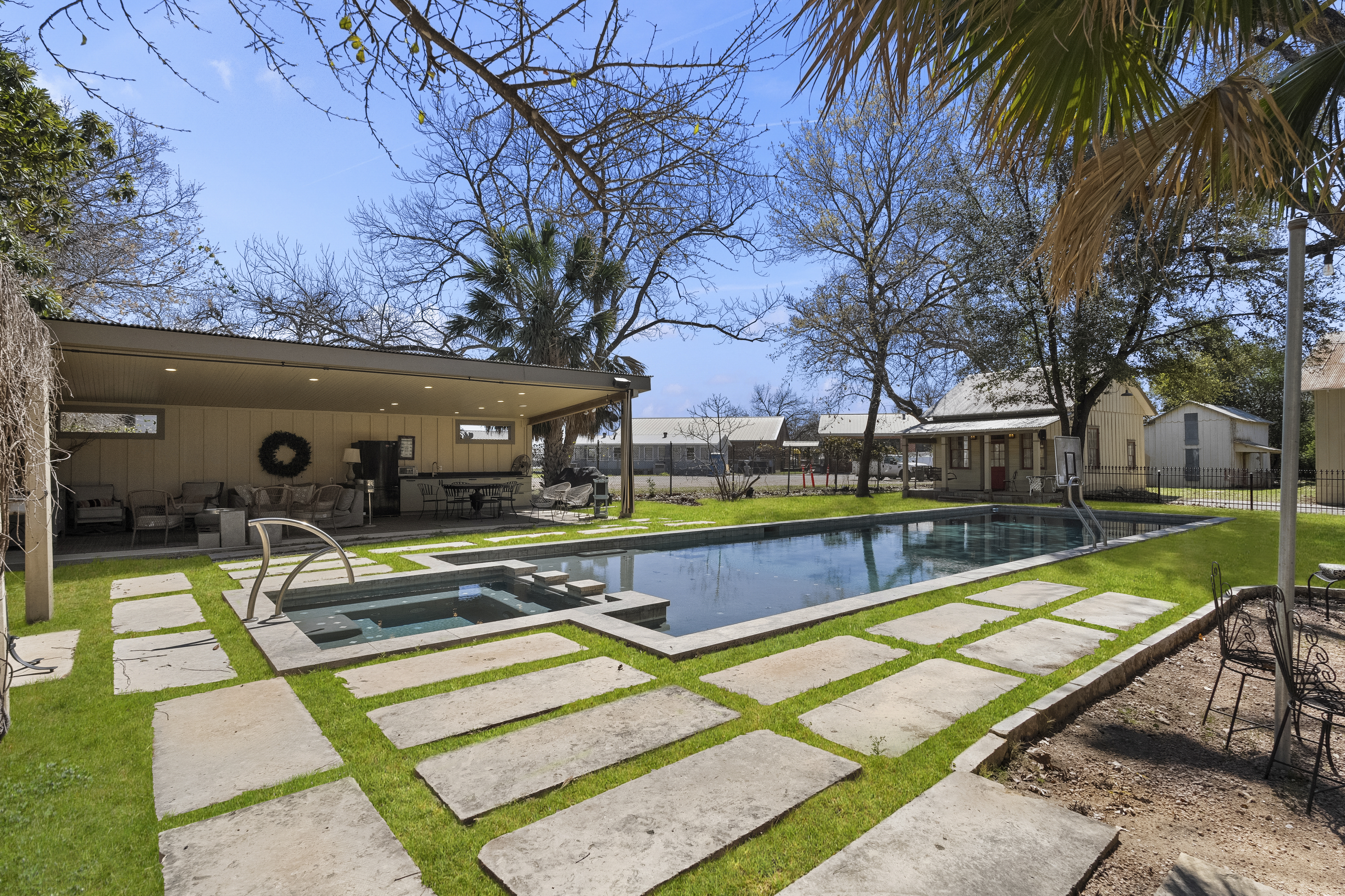 372 Magazine Avenue 