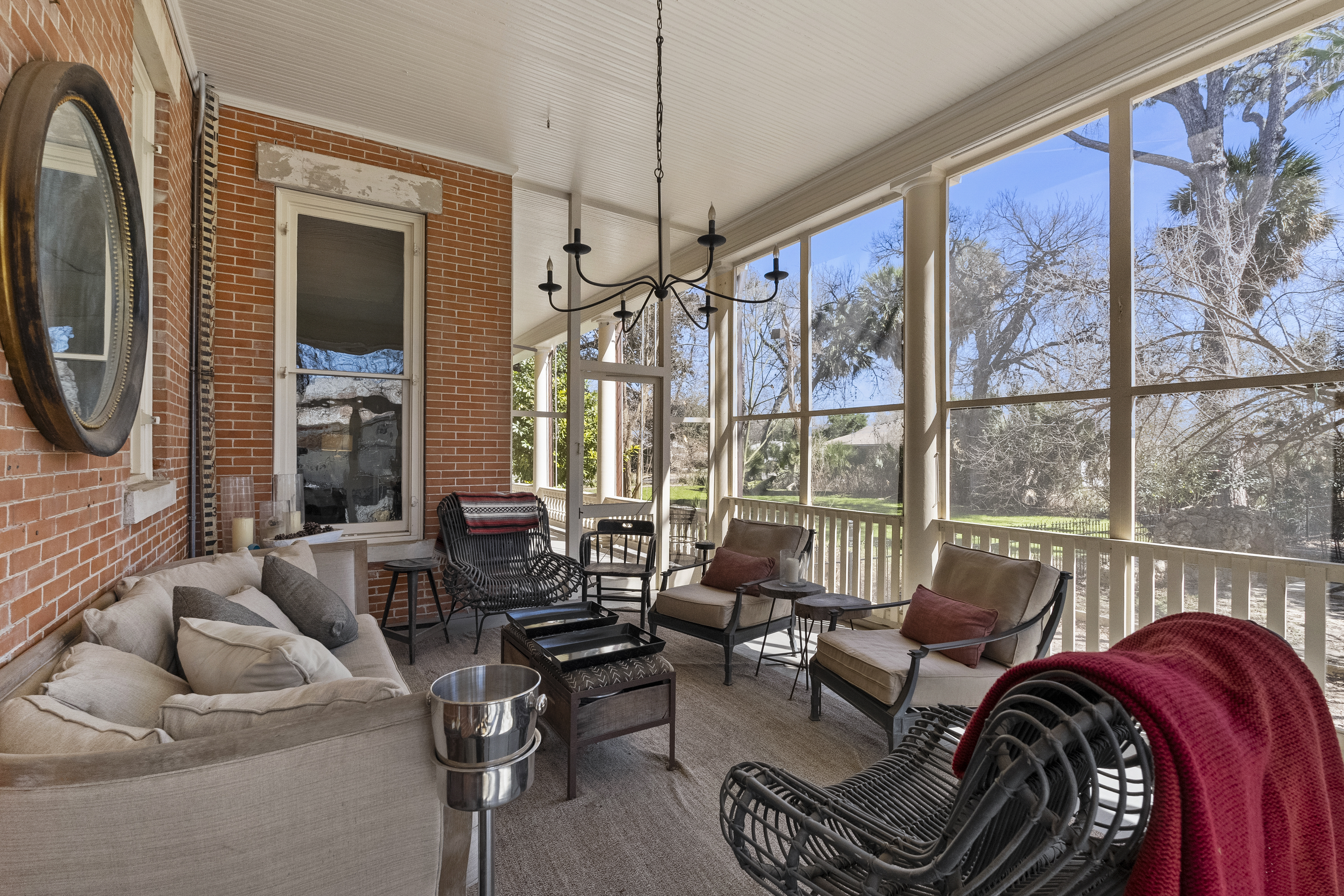 372 Magazine Avenue 