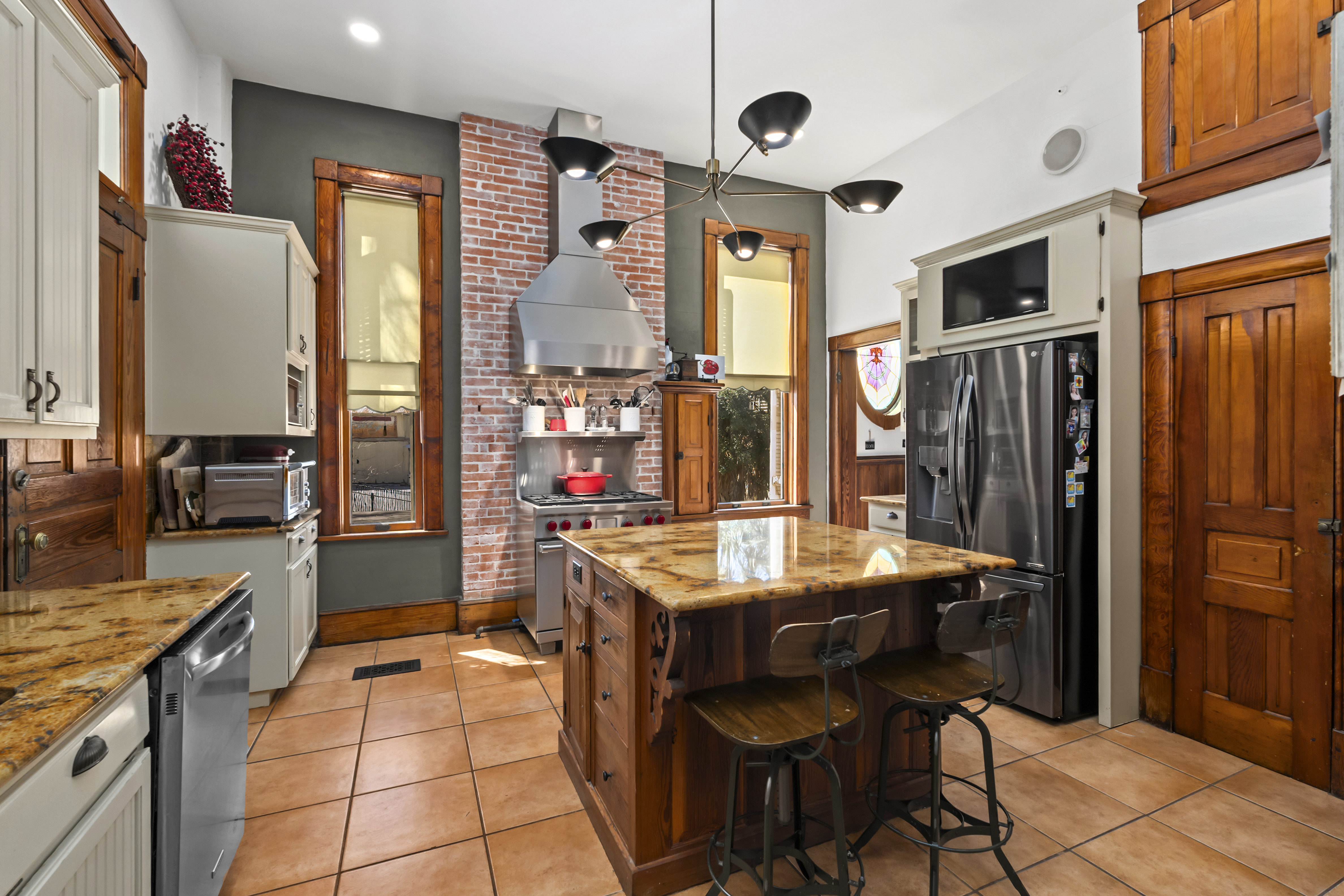 372 Magazine Avenue 