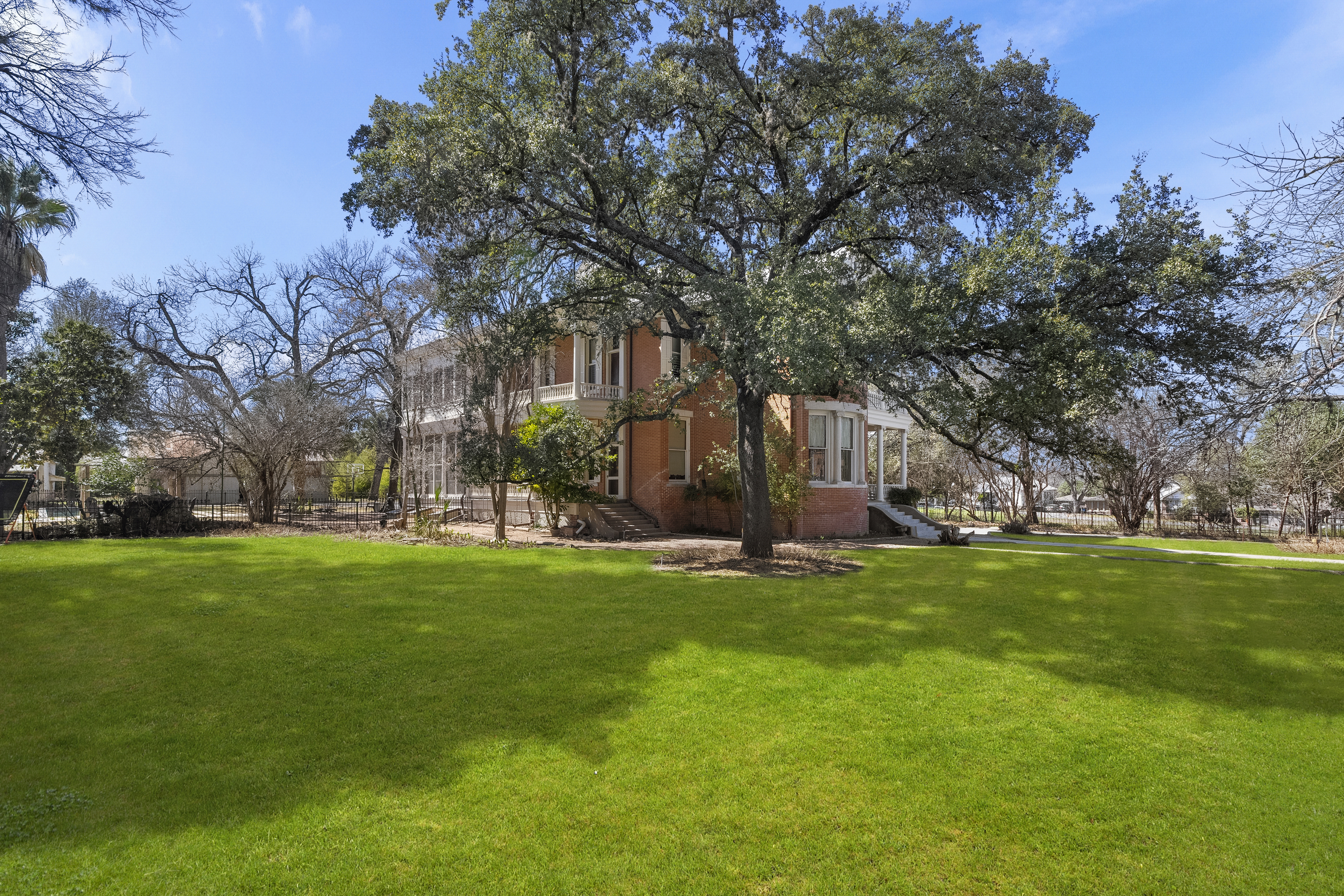372 Magazine Avenue 