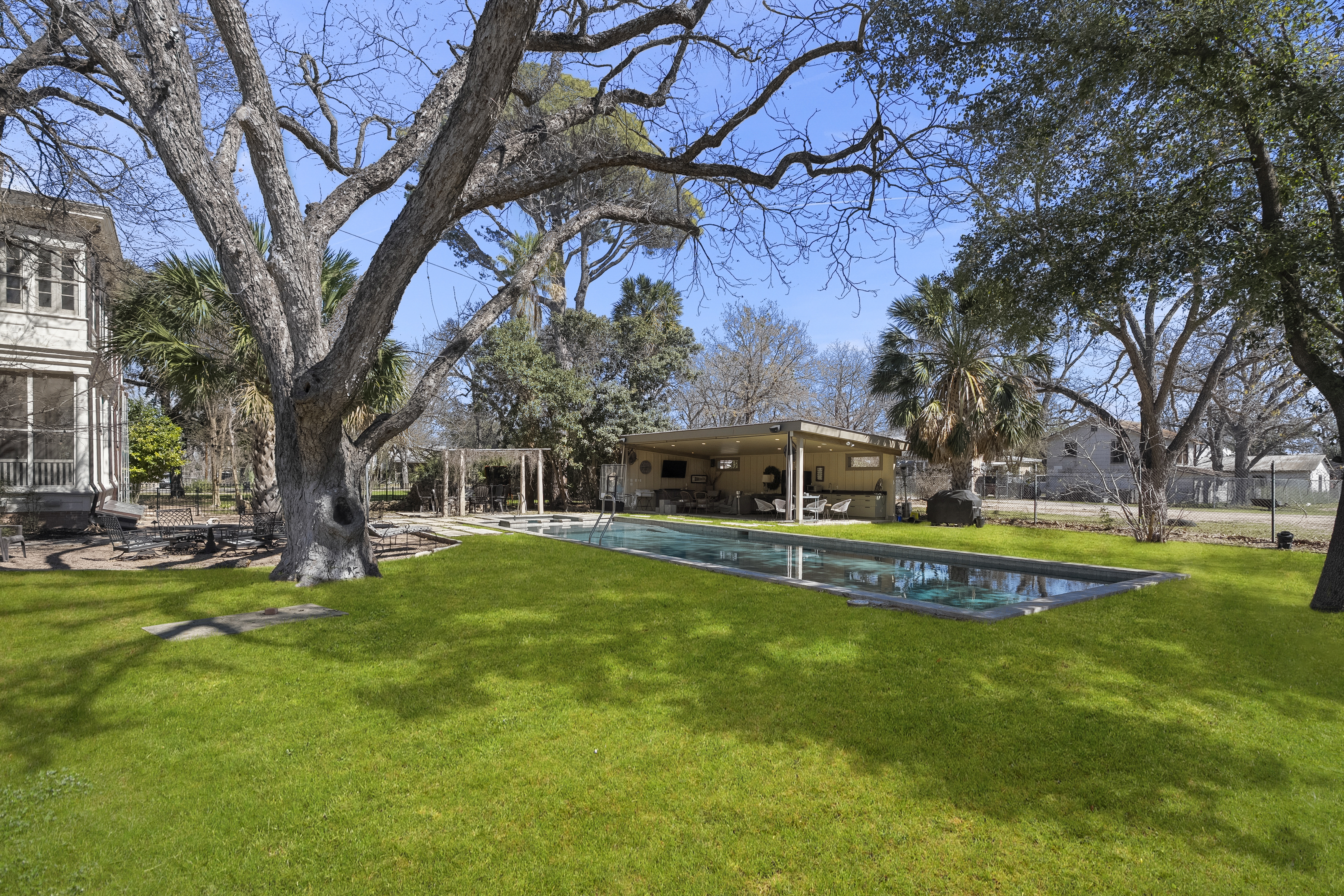372 Magazine Avenue 