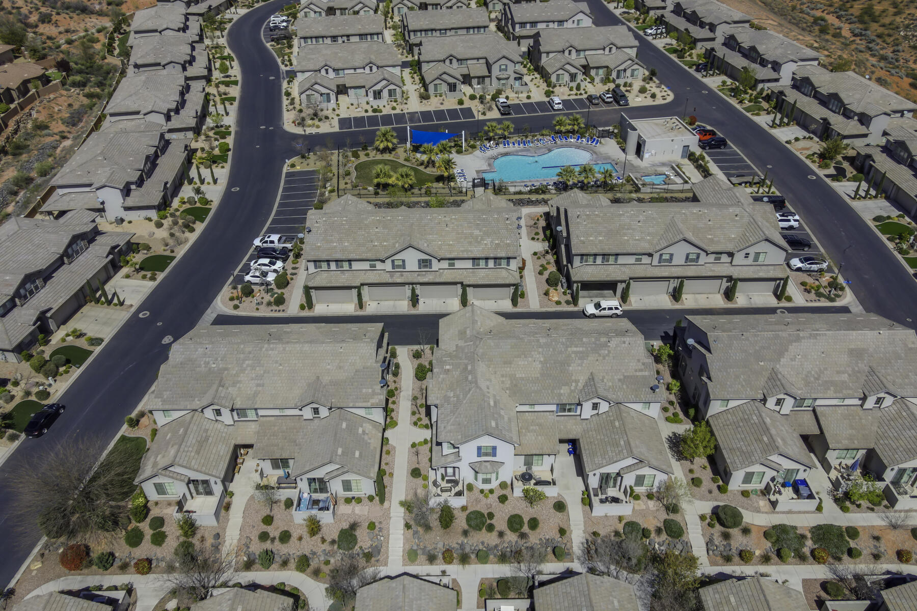 1906 E Holiday Lane