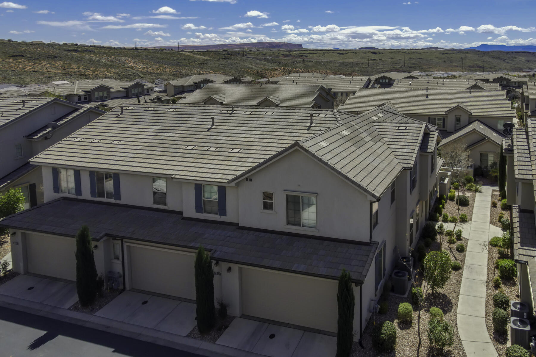 1906 E Holiday Lane