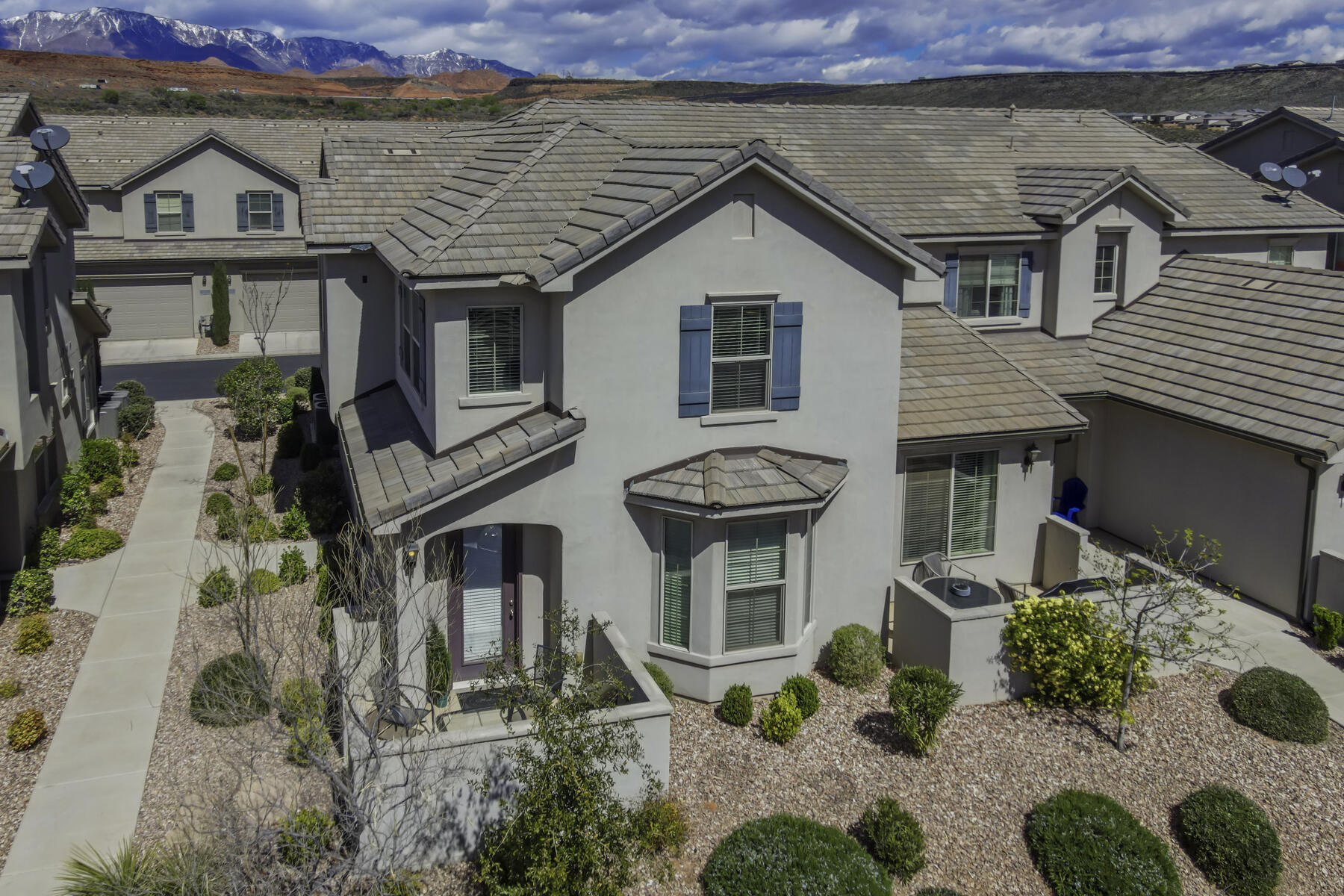 1906 E Holiday Lane