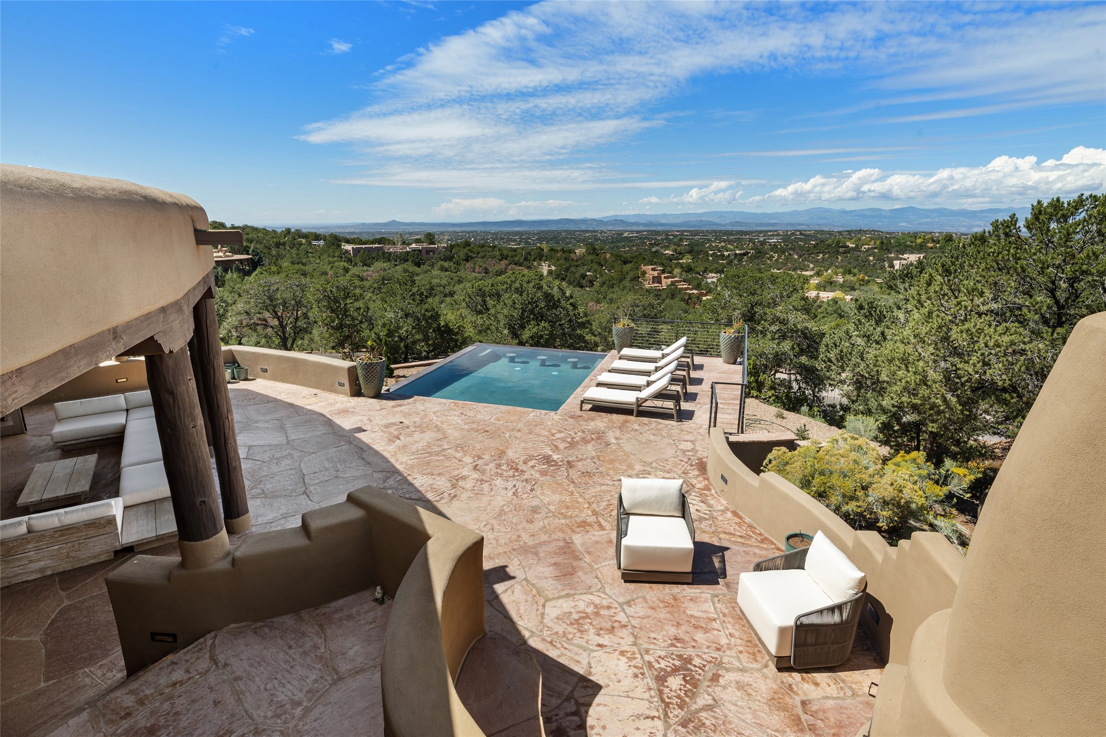 1062 Sierra Del Norte