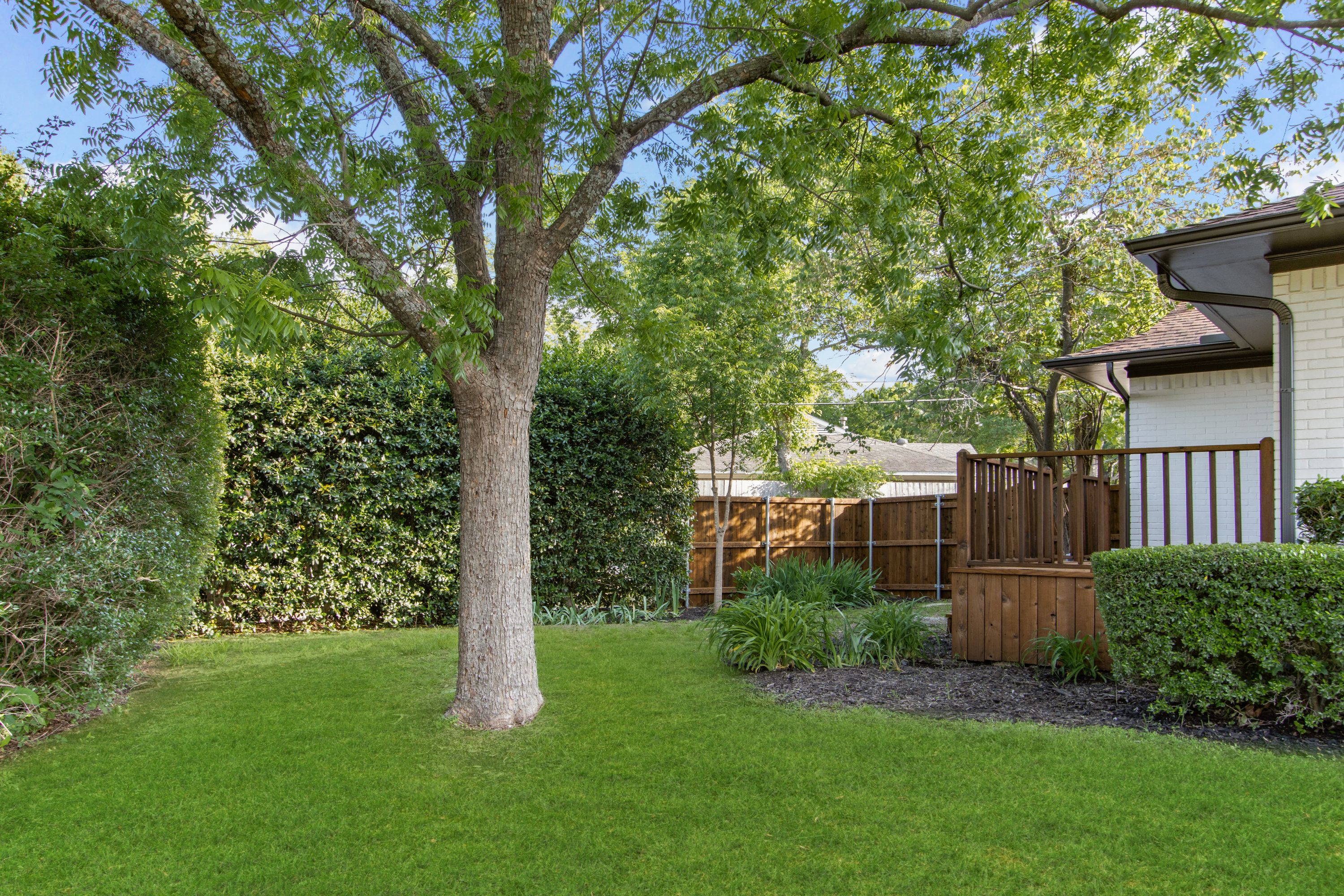 9003 Leaside Drive 
