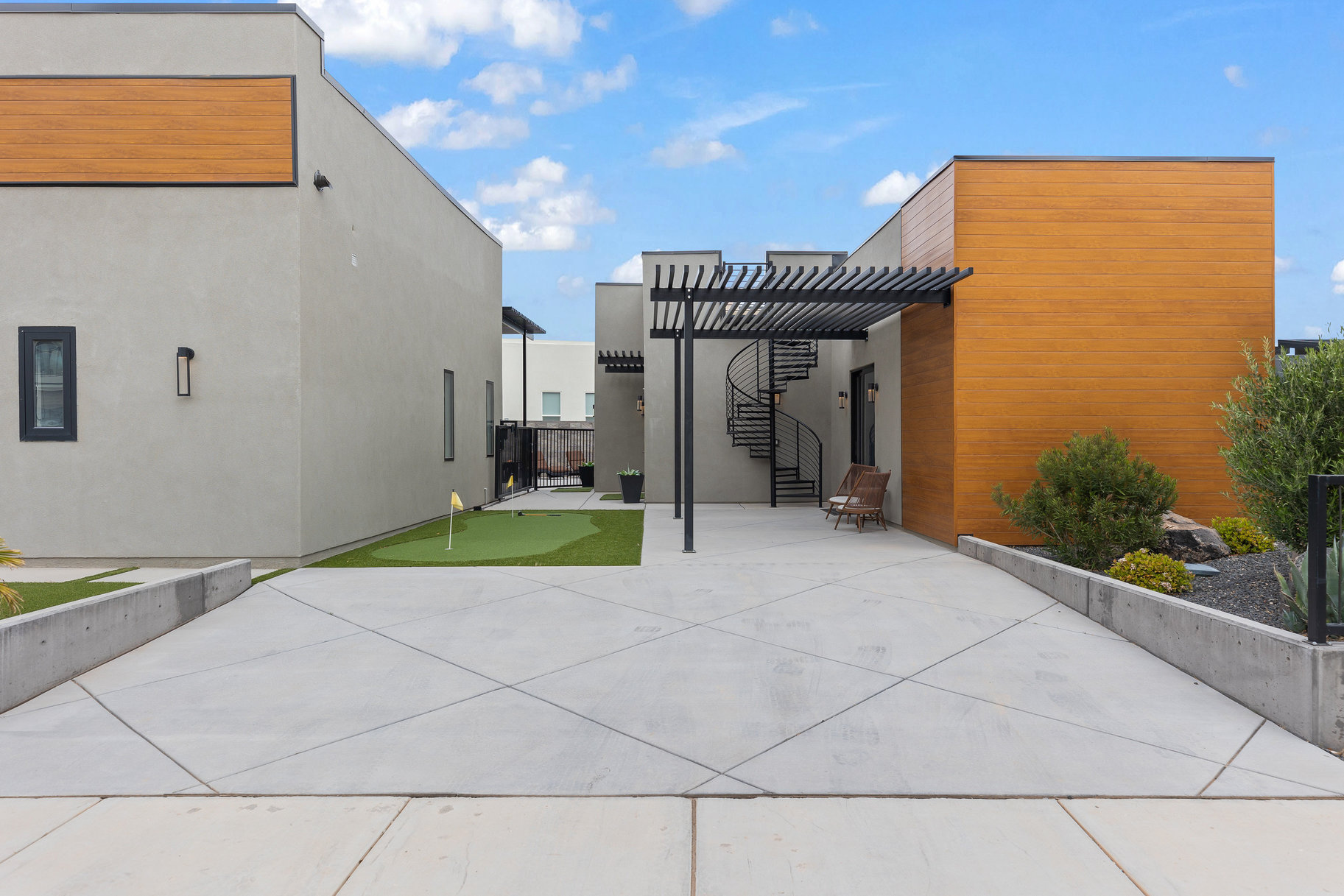 1450 W Torrey Pines Road 