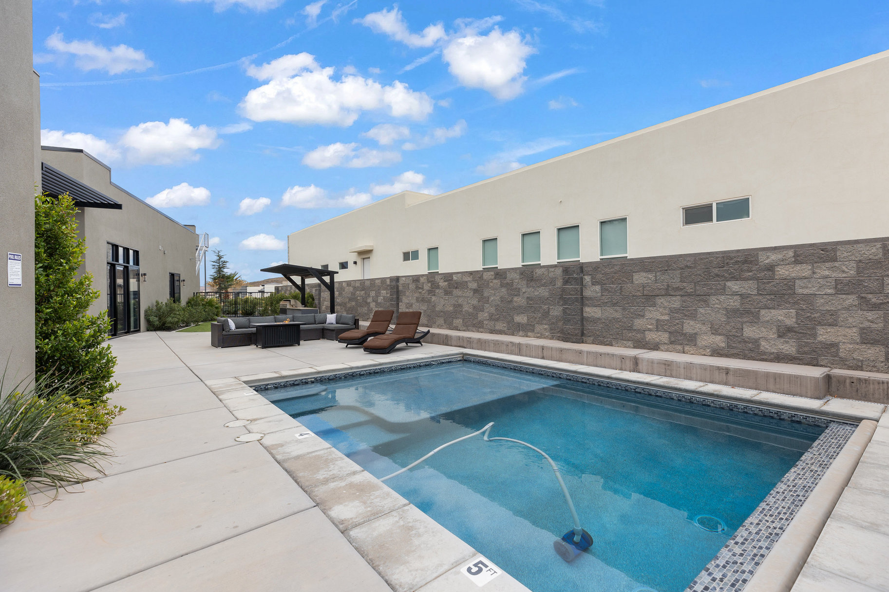 1450 W Torrey Pines Road 