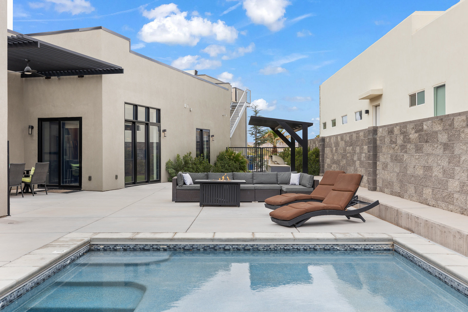 1450 W Torrey Pines Road 