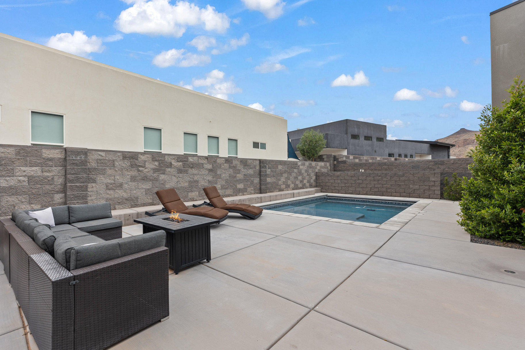 1450 W Torrey Pines Road 