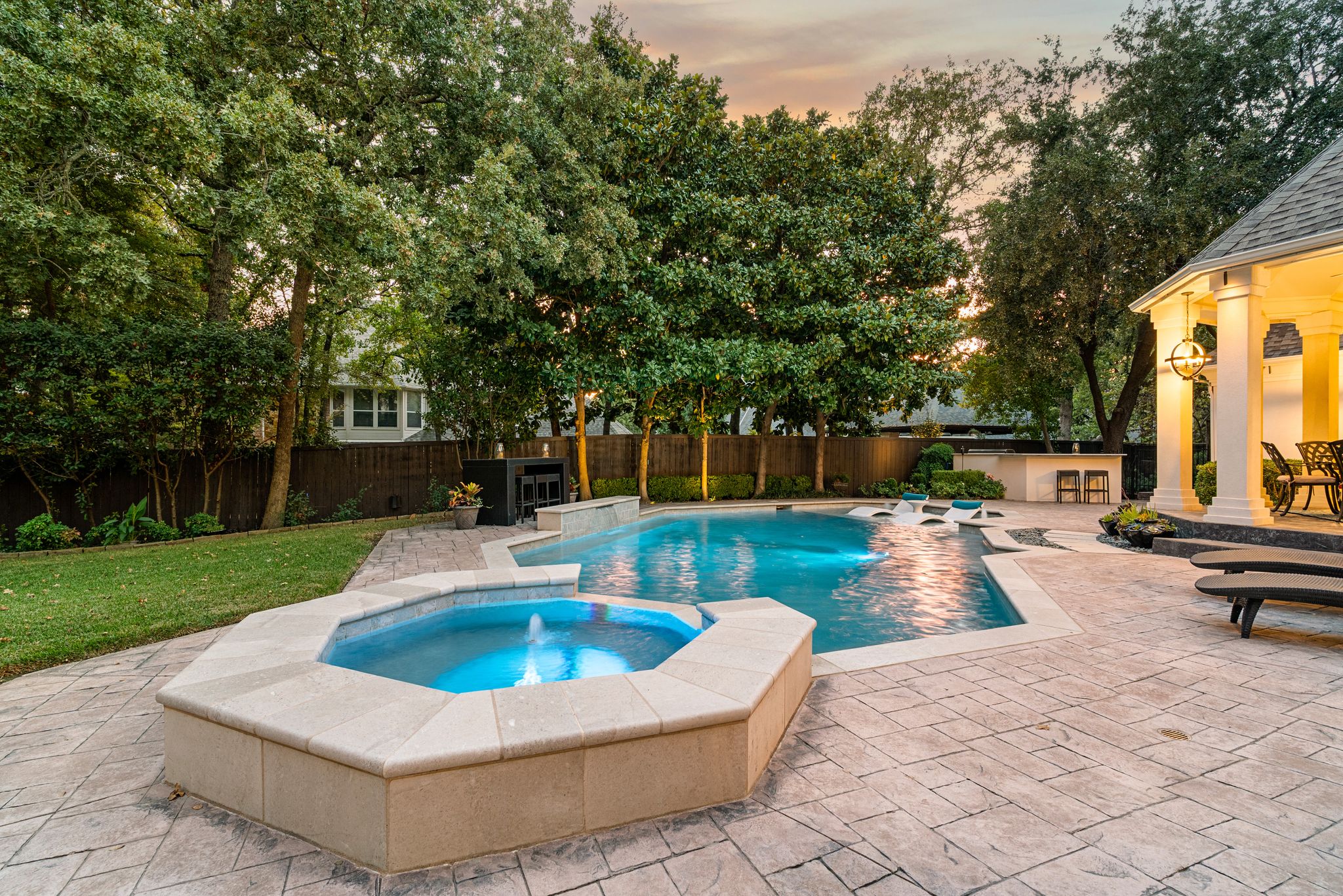 802 Carriage Court 