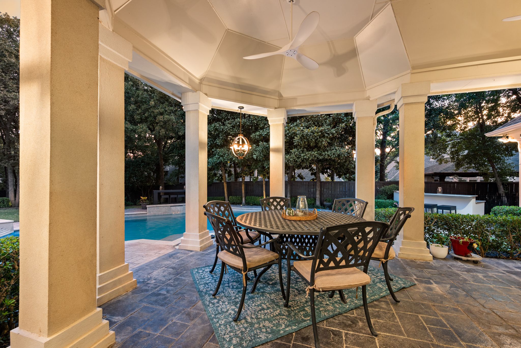 802 Carriage Court 