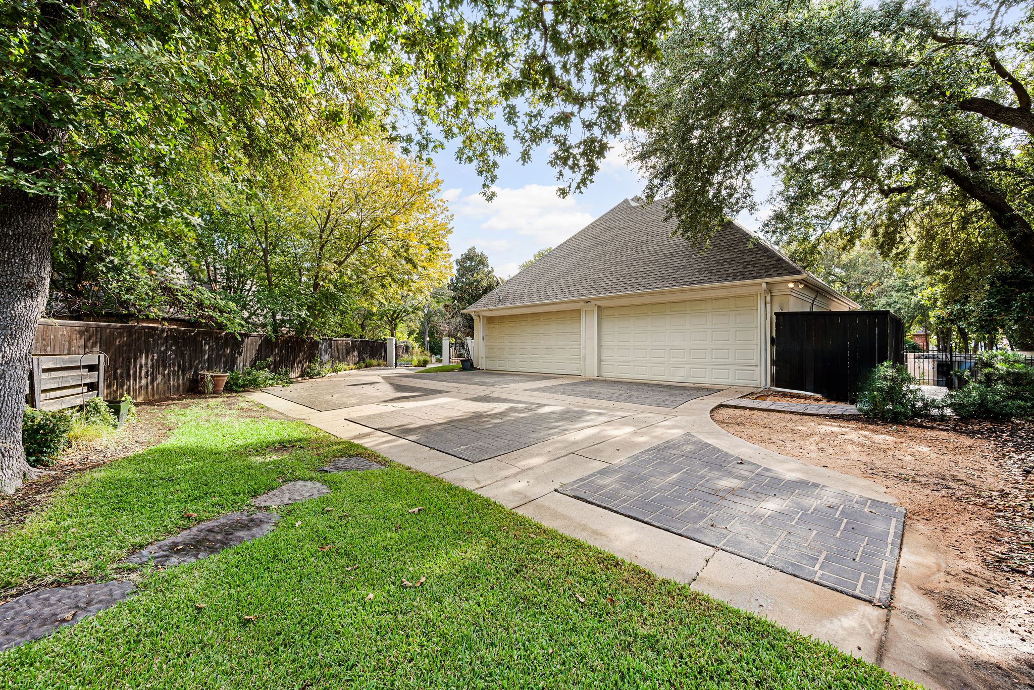 802 Carriage Court 