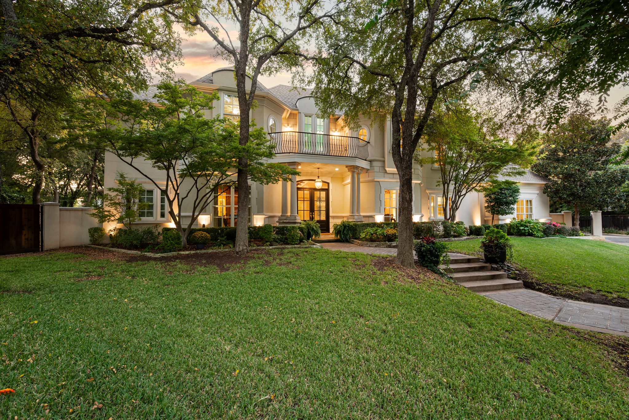 802 Carriage Court 