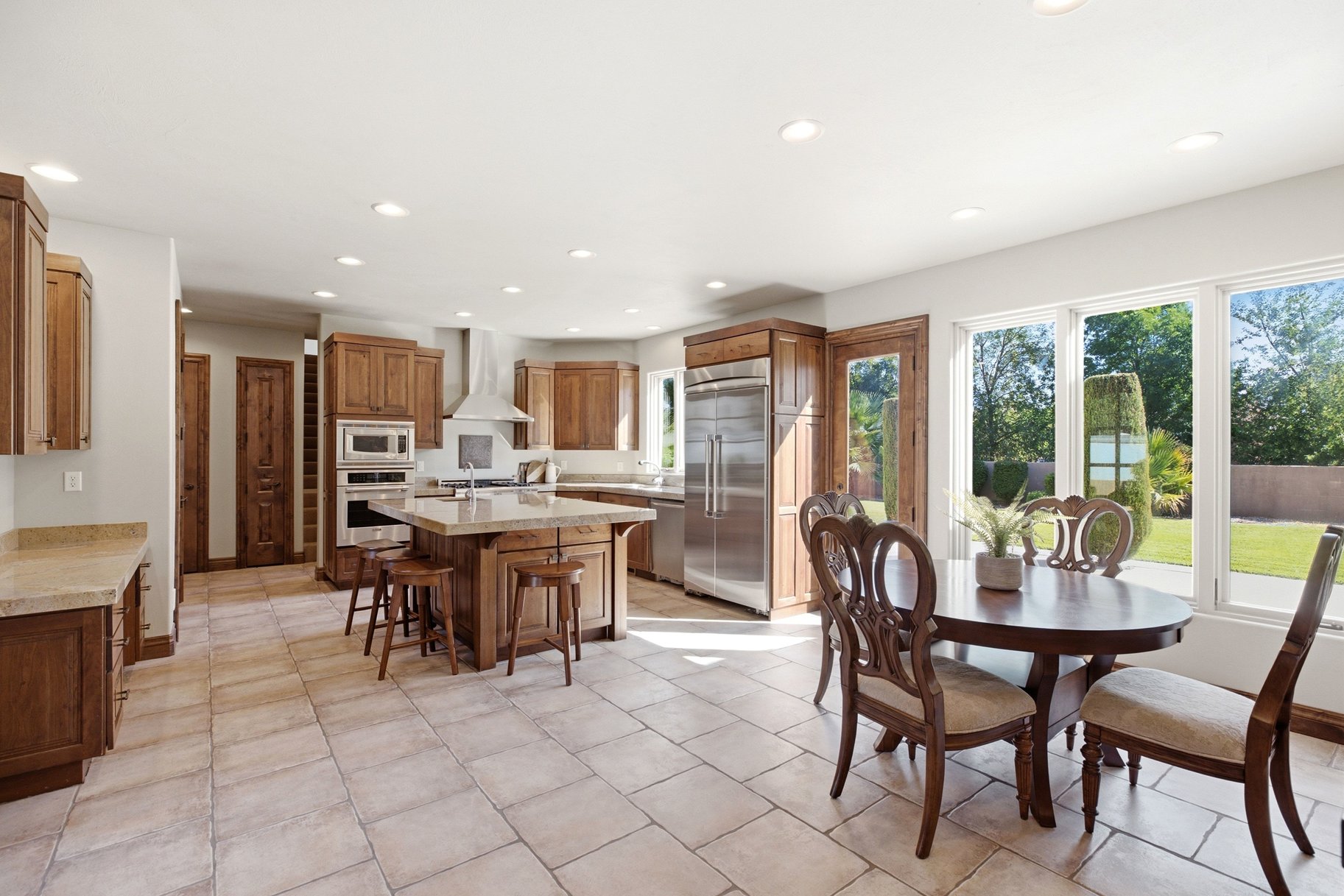 1548 W Woodsview Lane