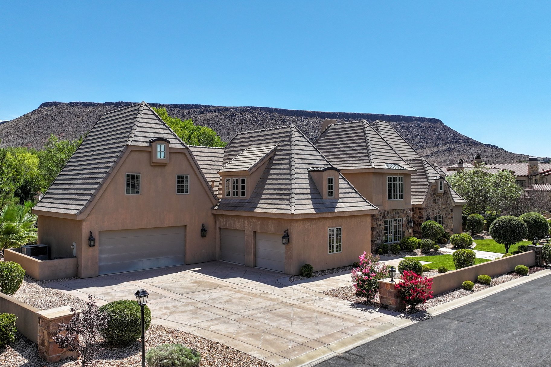 1548 W Woodsview Lane