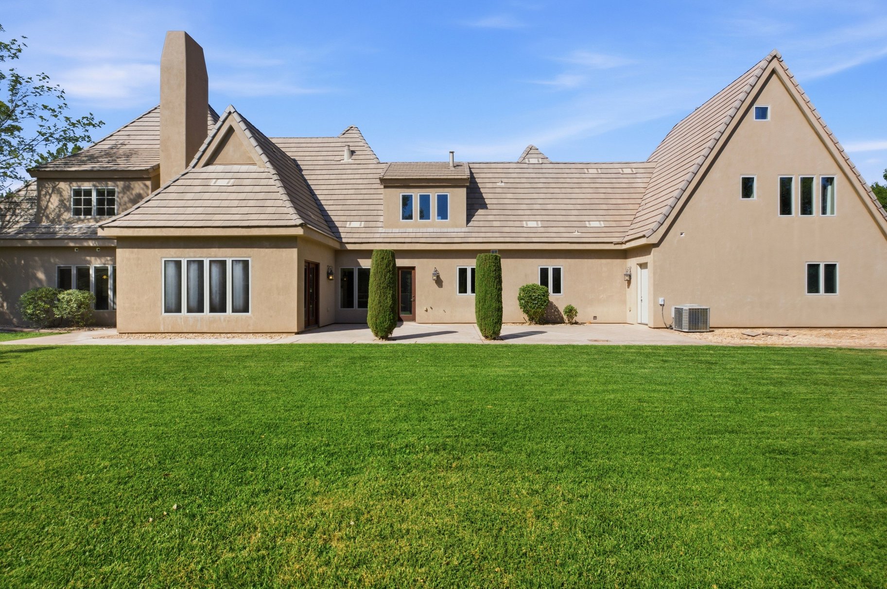 1548 W Woodsview Lane