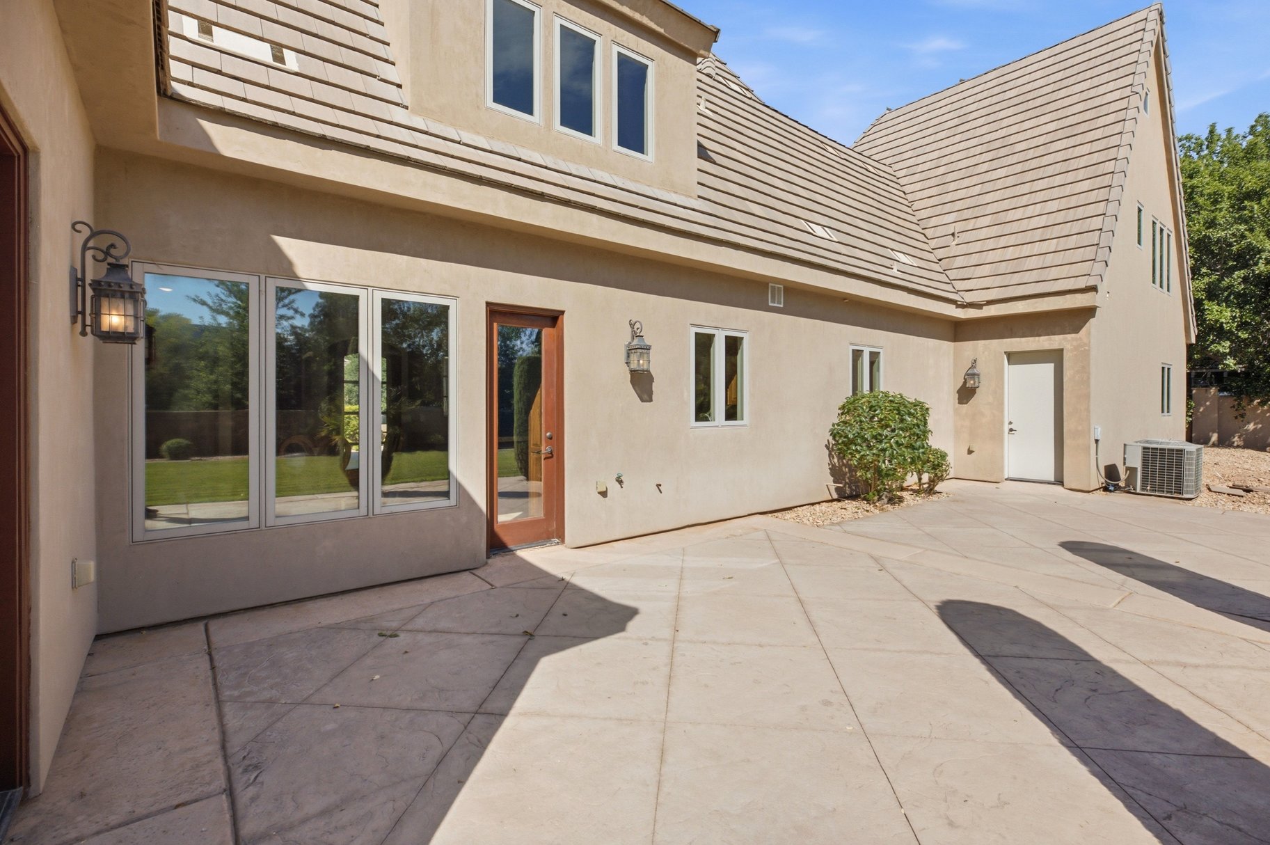 1548 W Woodsview Lane