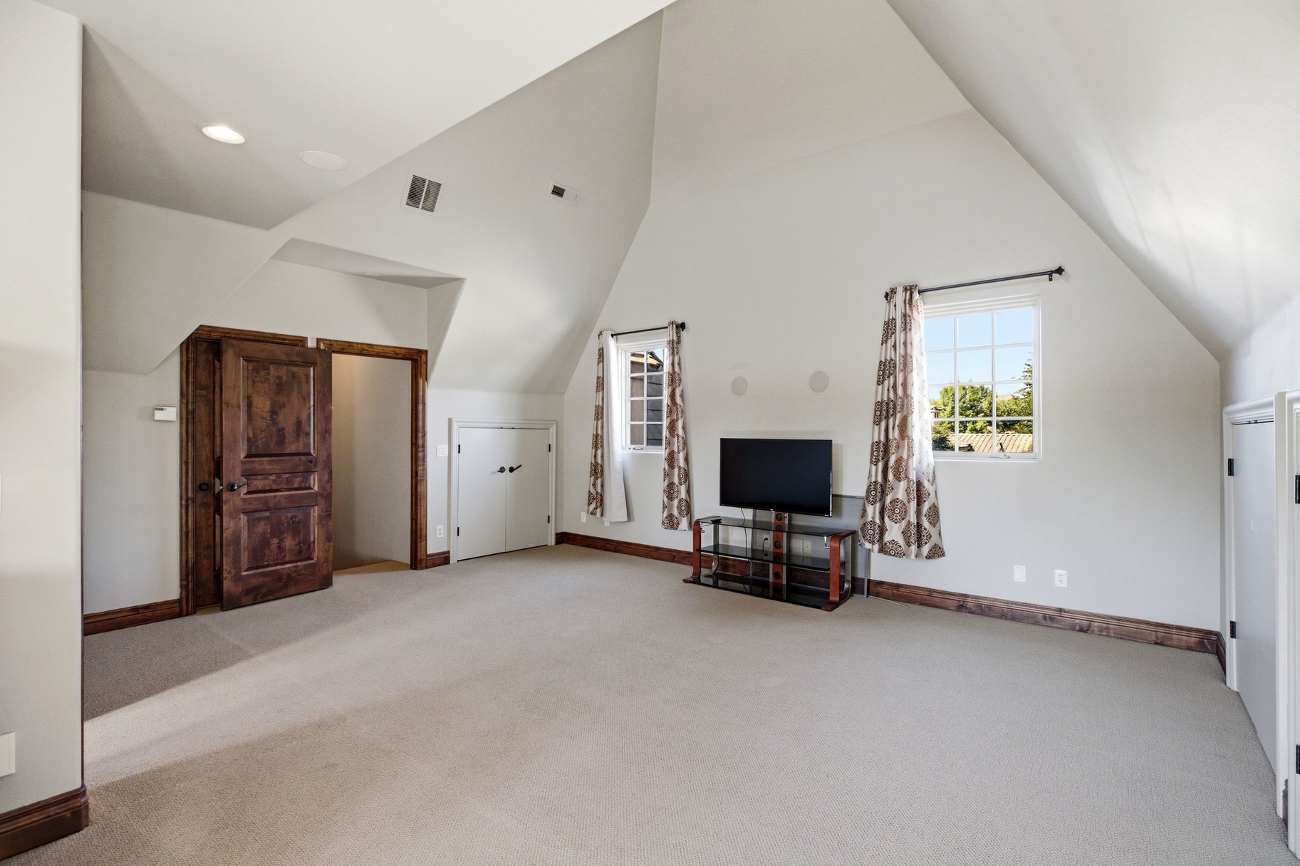 1548 W Woodsview Lane