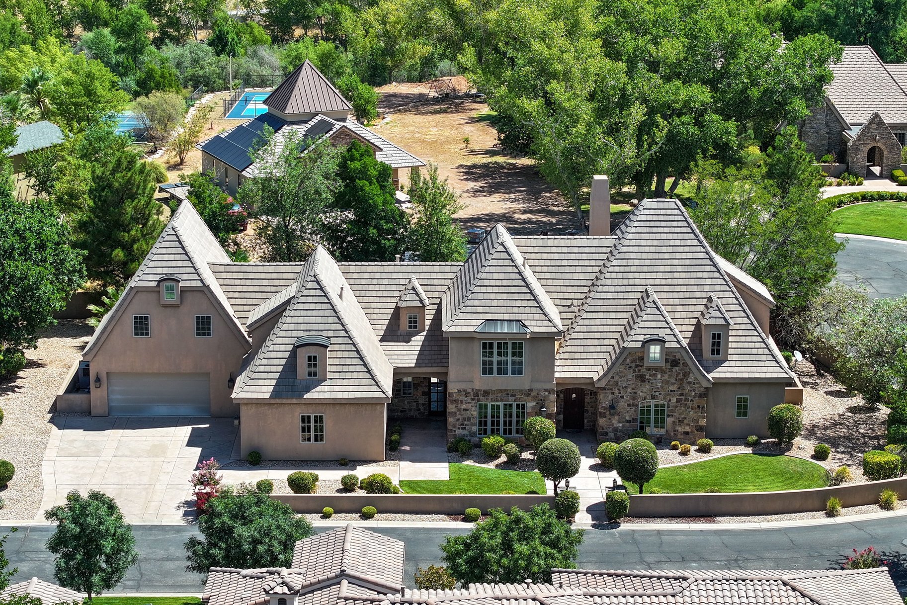 1548 W Woodsview Lane
