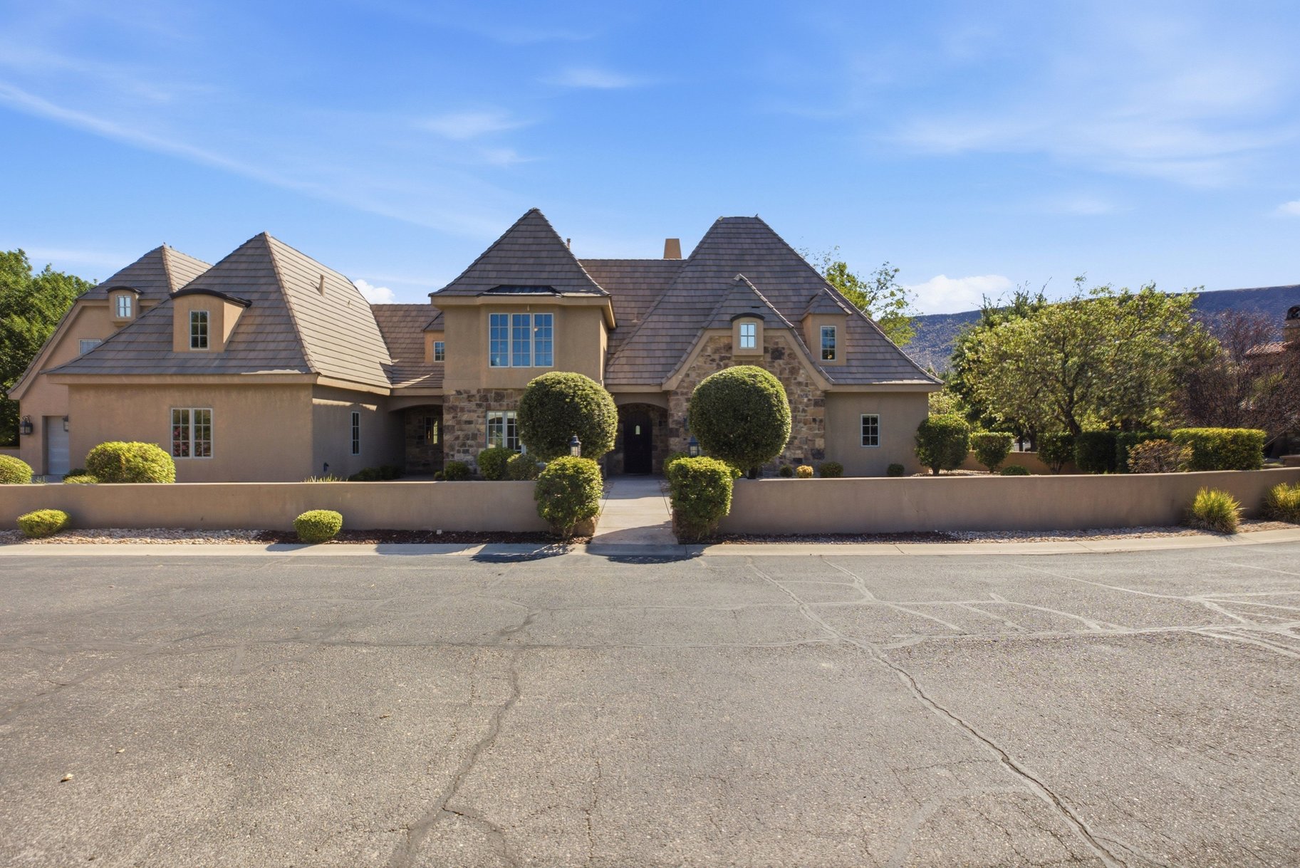 1548 W Woodsview Lane