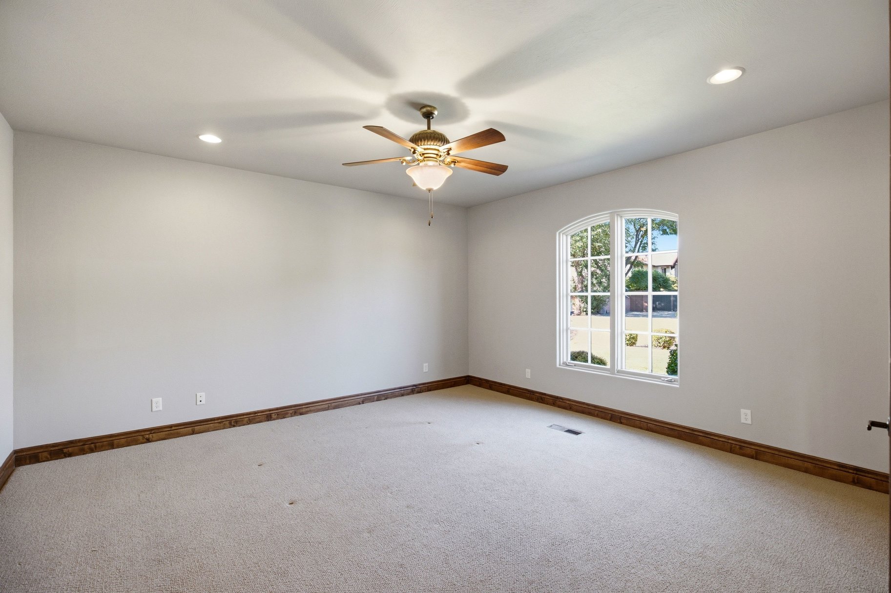 1548 W Woodsview Lane