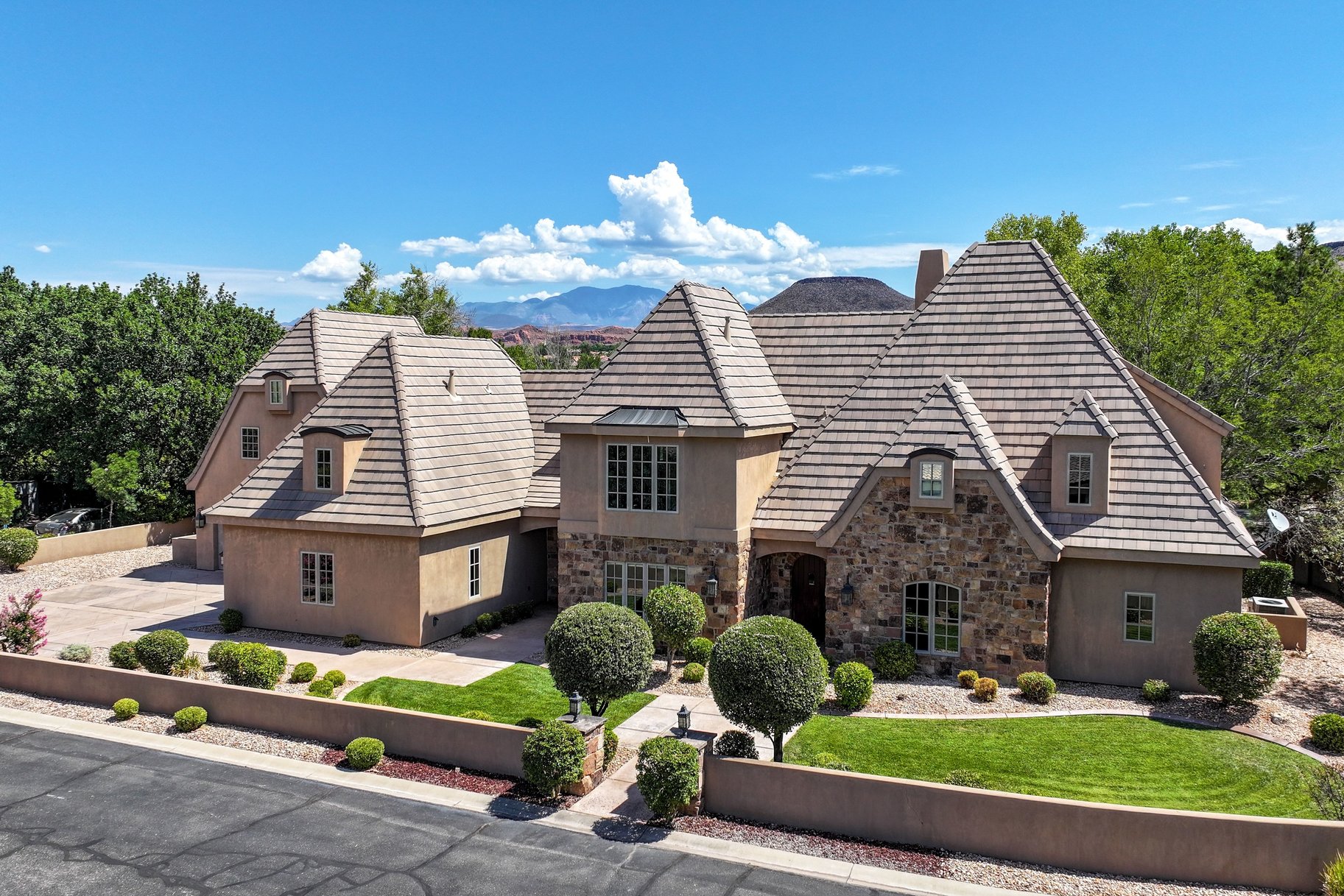 1548 W Woodsview Lane