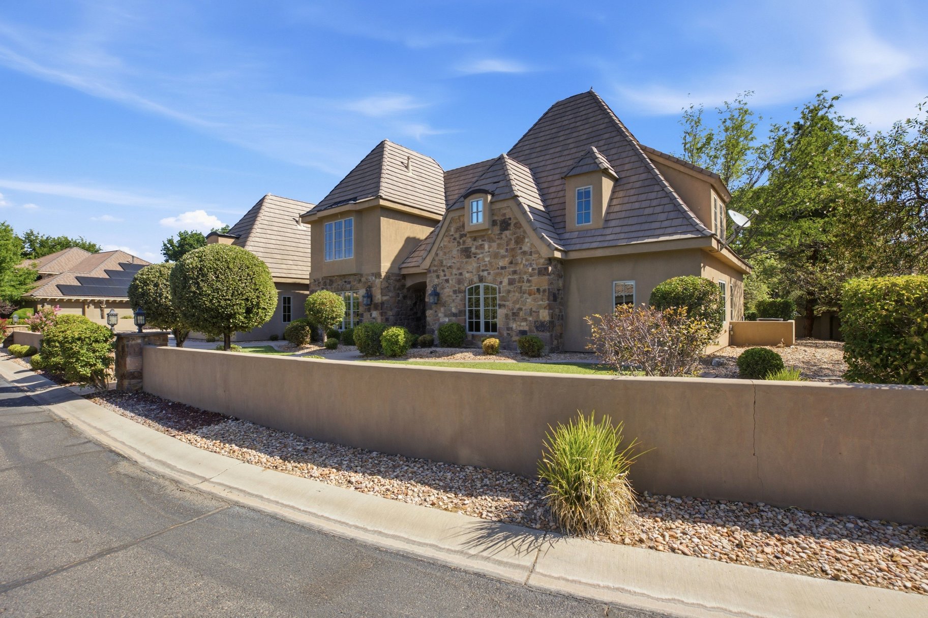 1548 W Woodsview Lane
