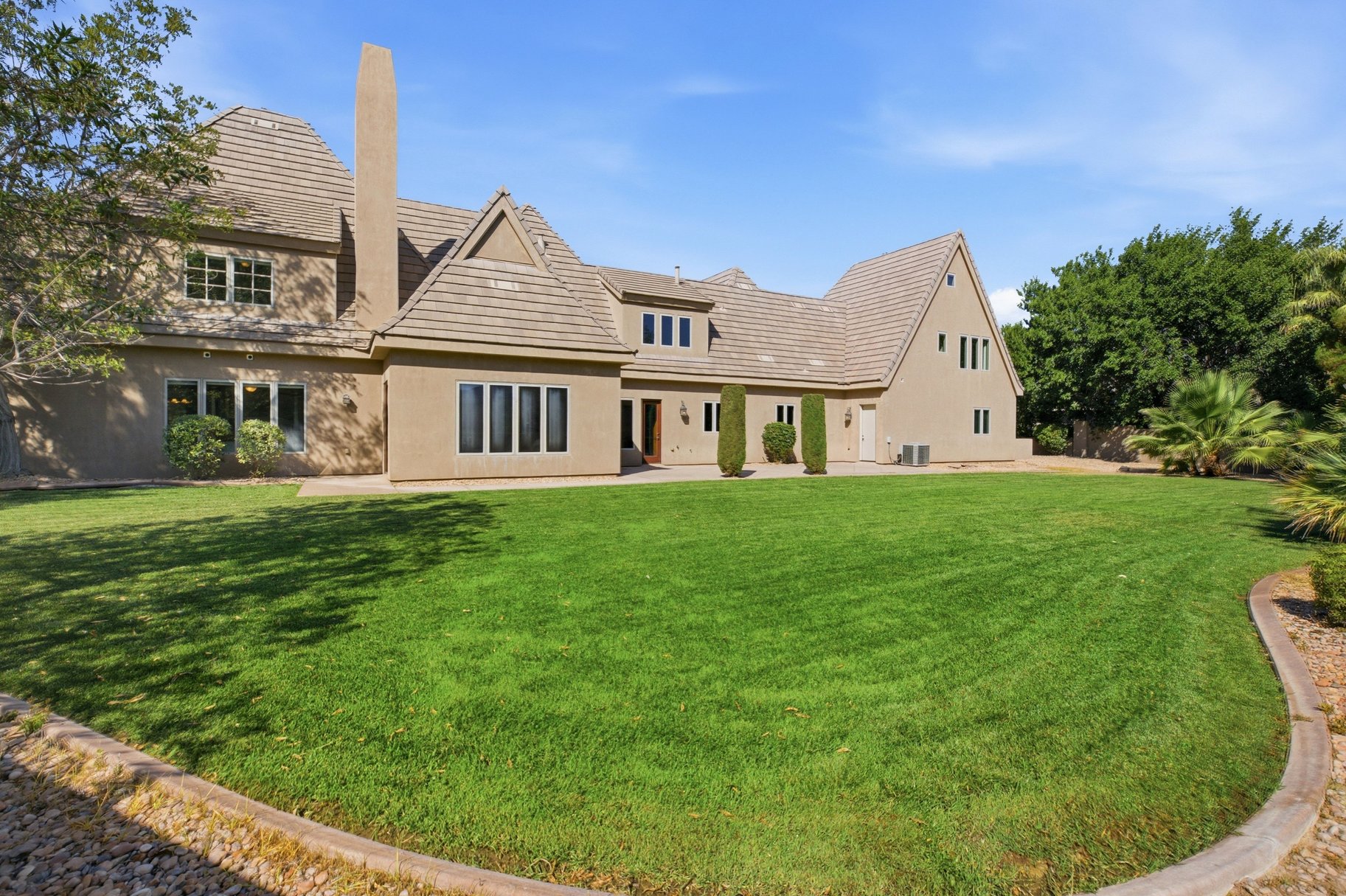1548 W Woodsview Lane