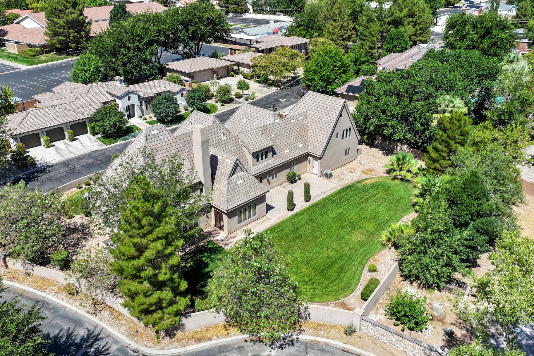 1548 W Woodsview Lane