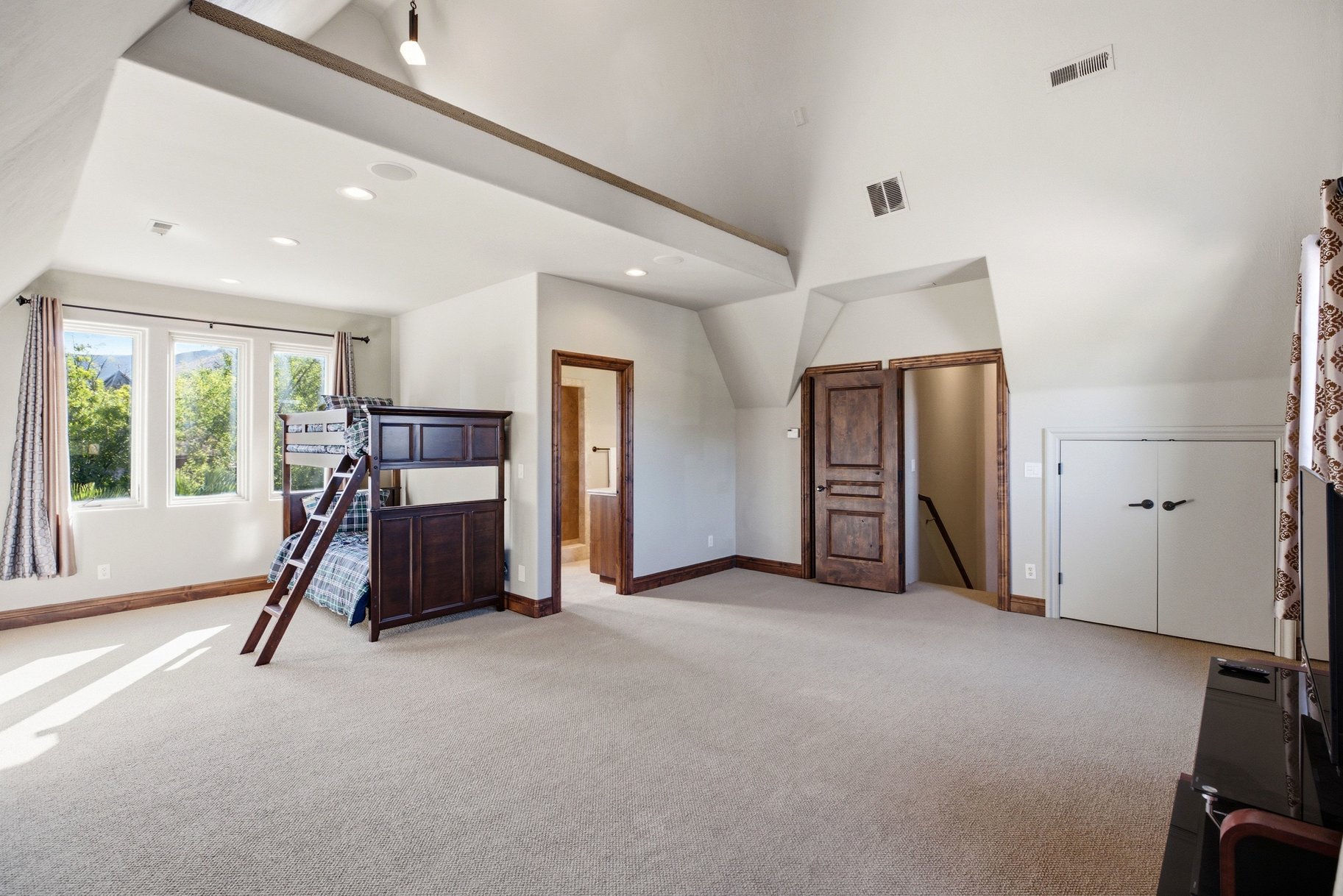 1548 W Woodsview Lane