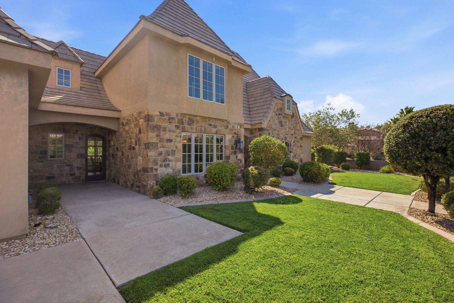 1548 W Woodsview Lane