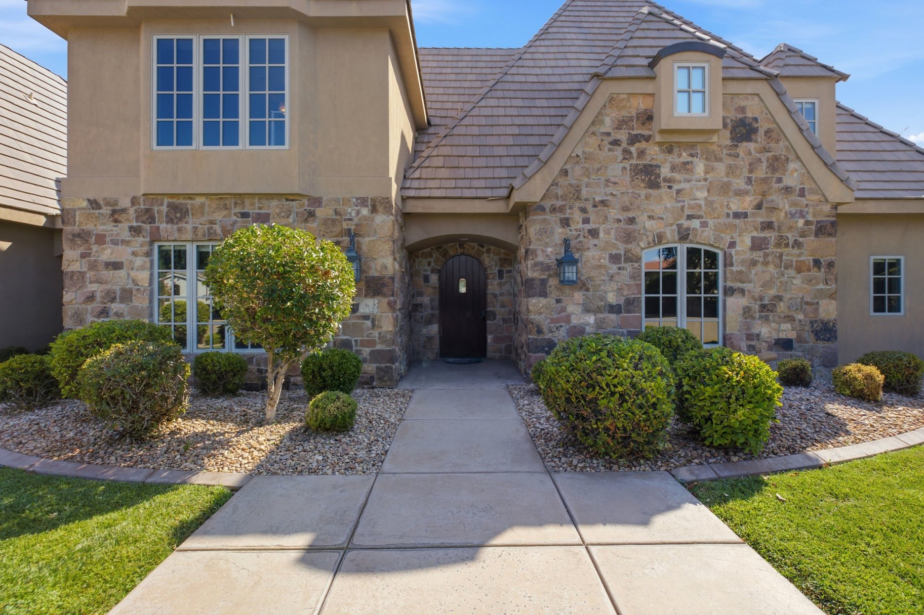 1548 W Woodsview Lane