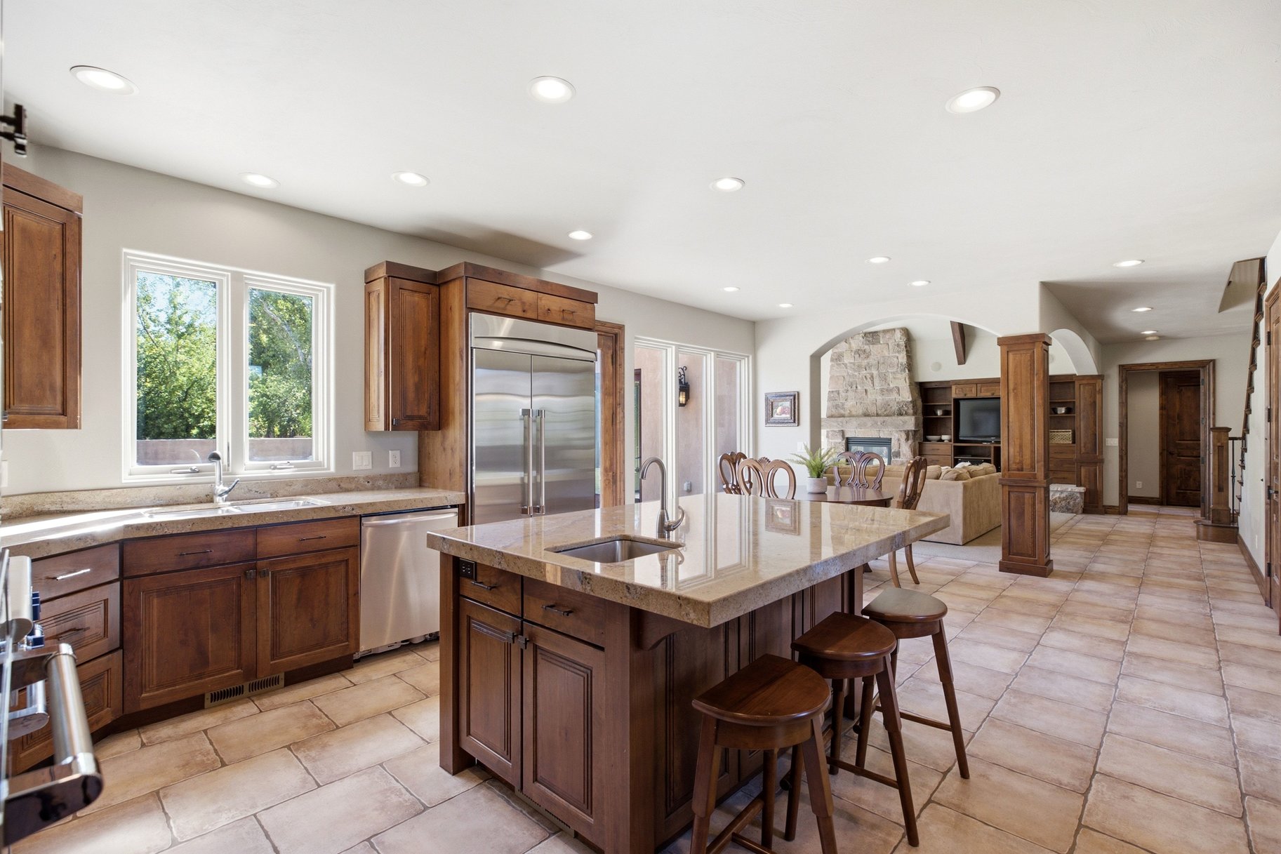 1548 W Woodsview Lane