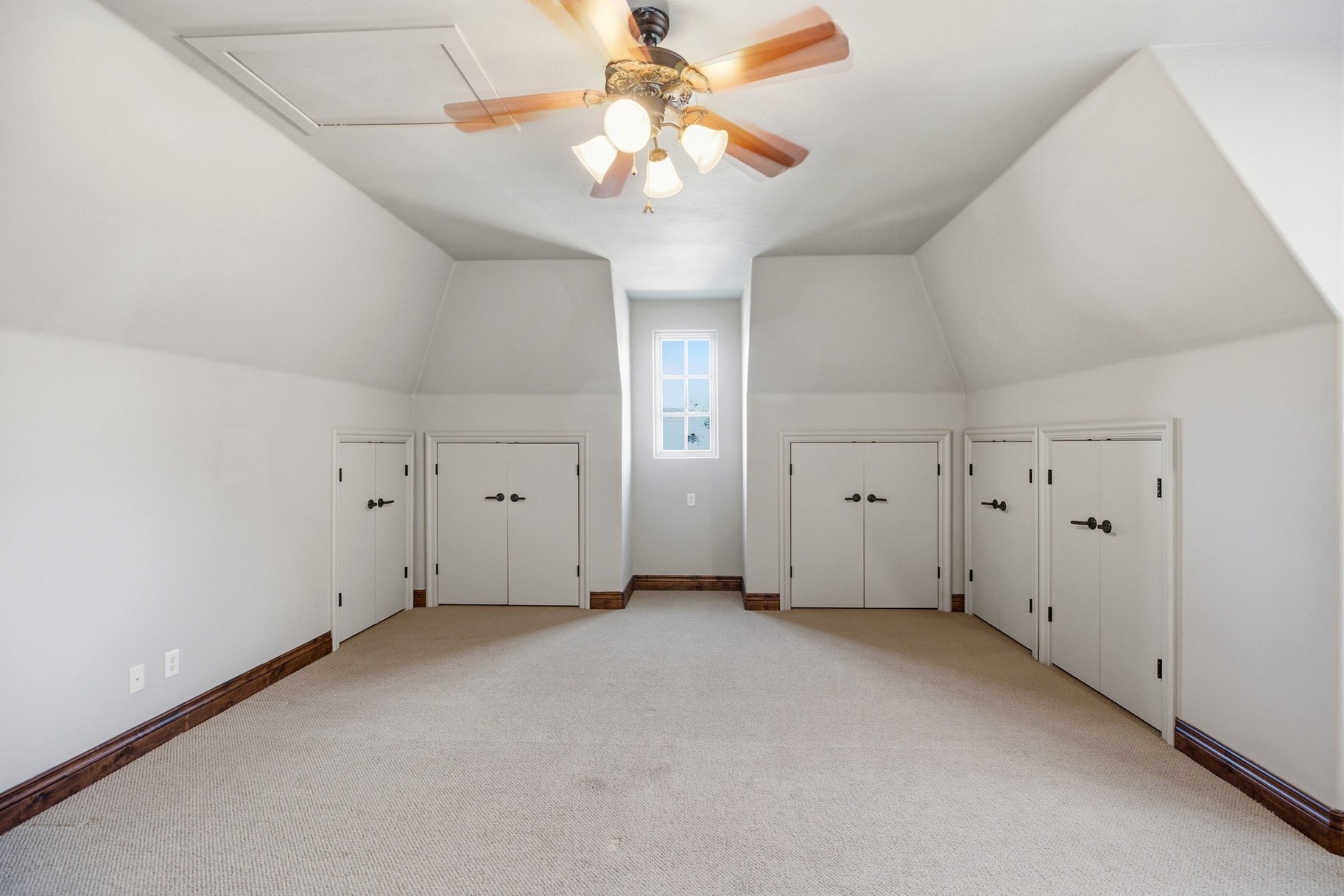 1548 W Woodsview Lane