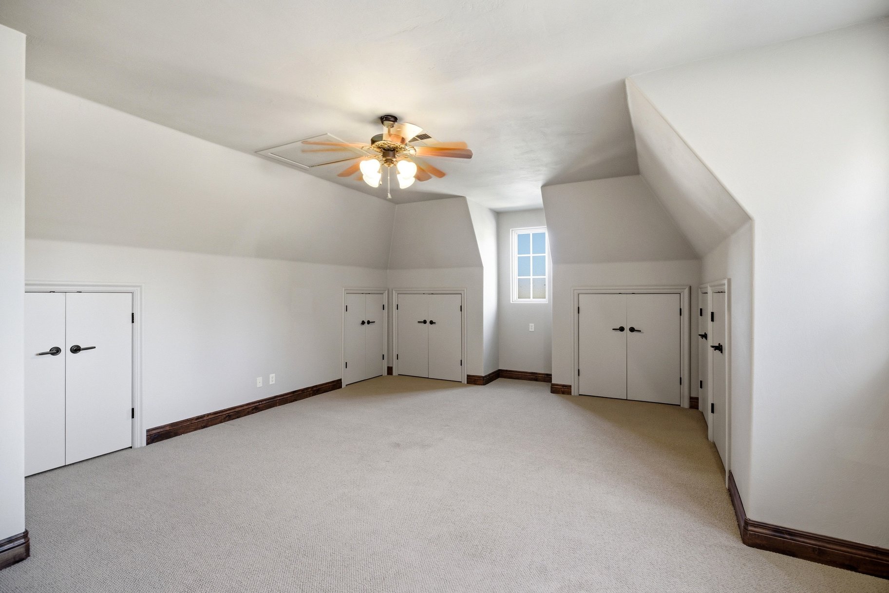 1548 W Woodsview Lane