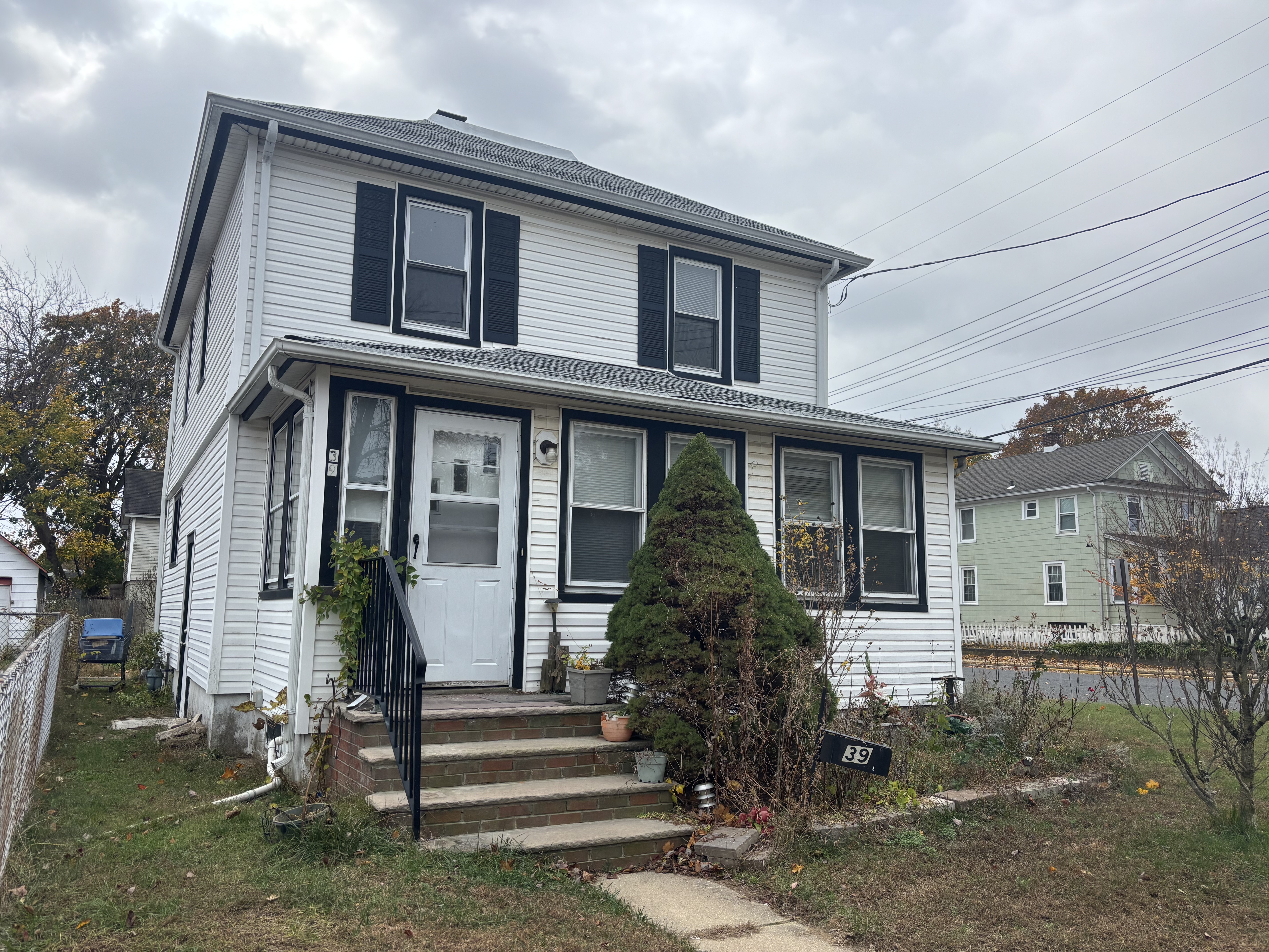 39 Sunset Ave E