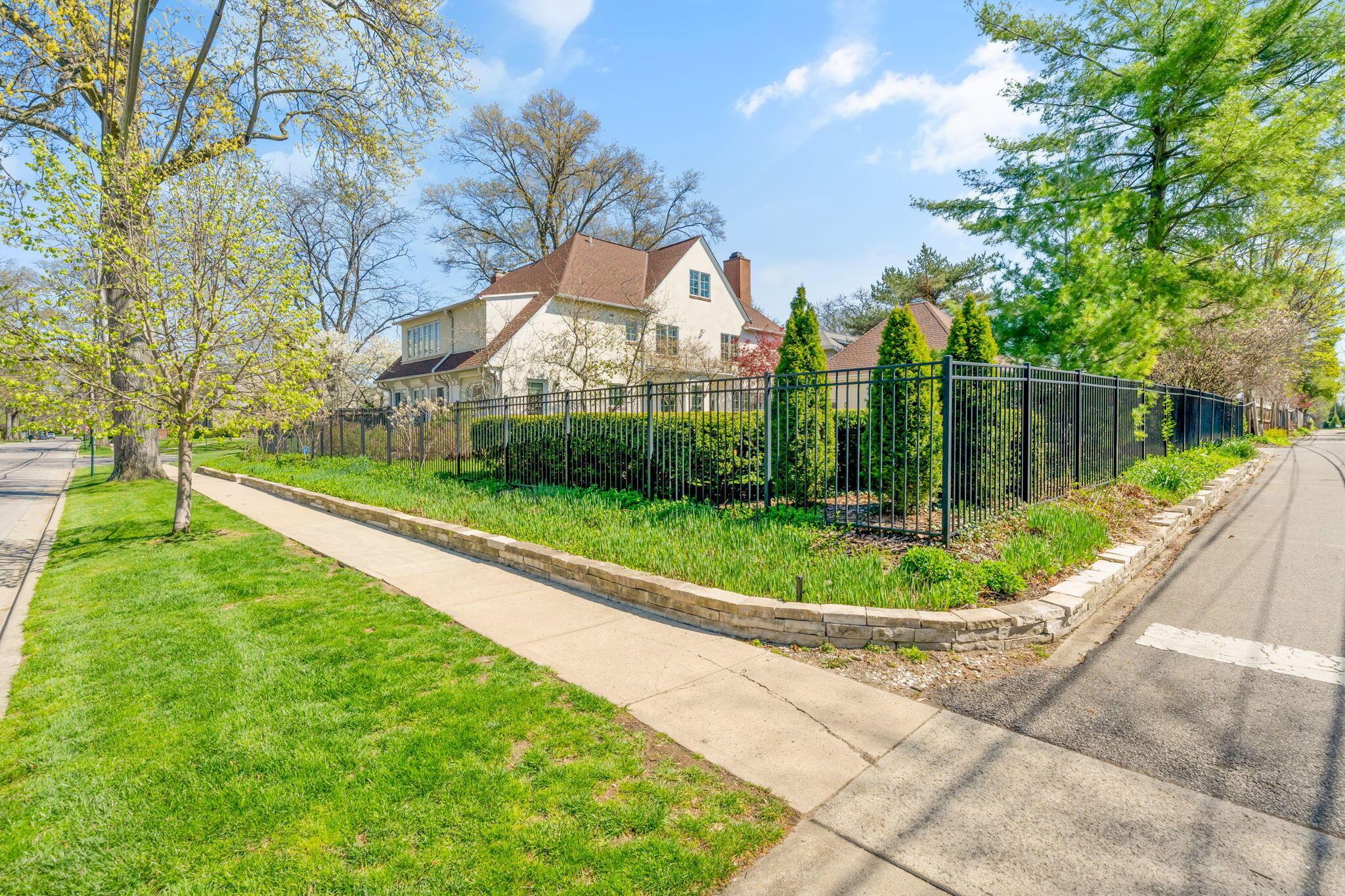 2533 Bryden Road