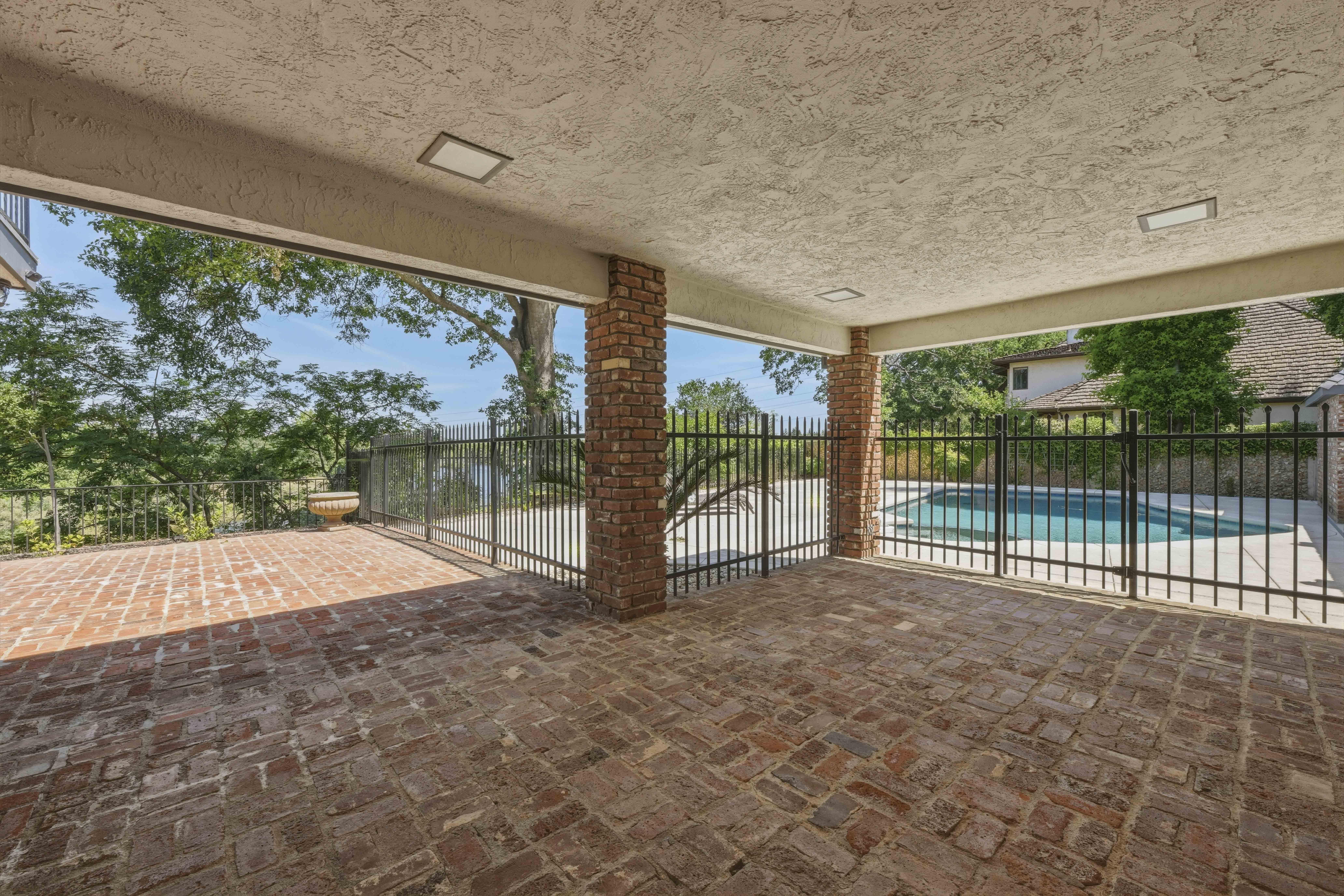 9815 Mira Del Rio Drive 