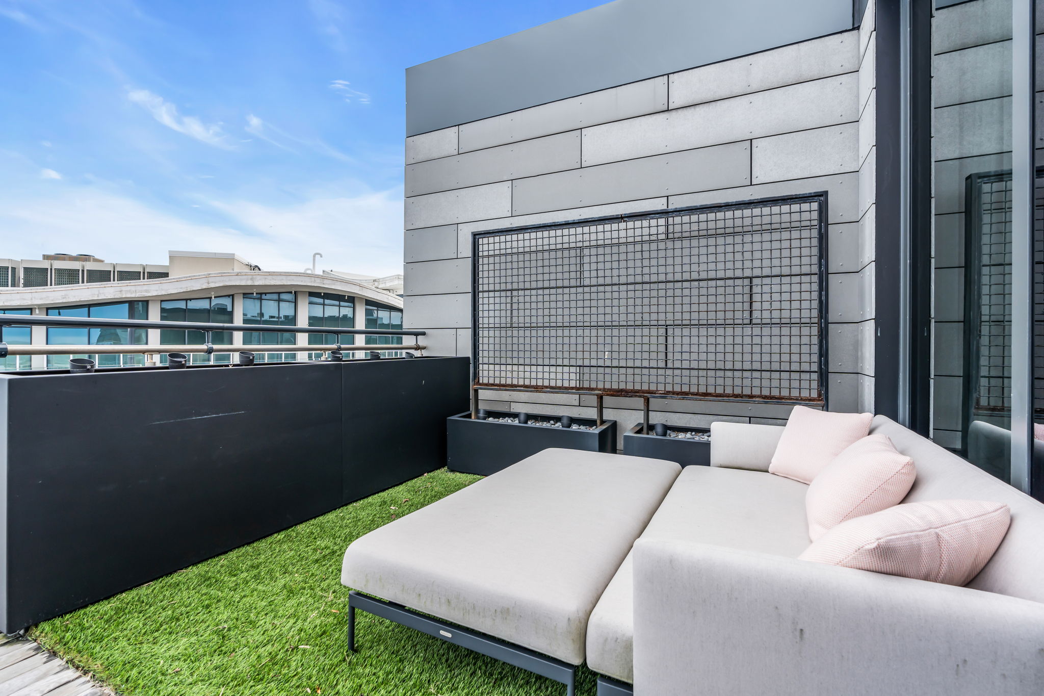 15 Morris Ave - PH 609