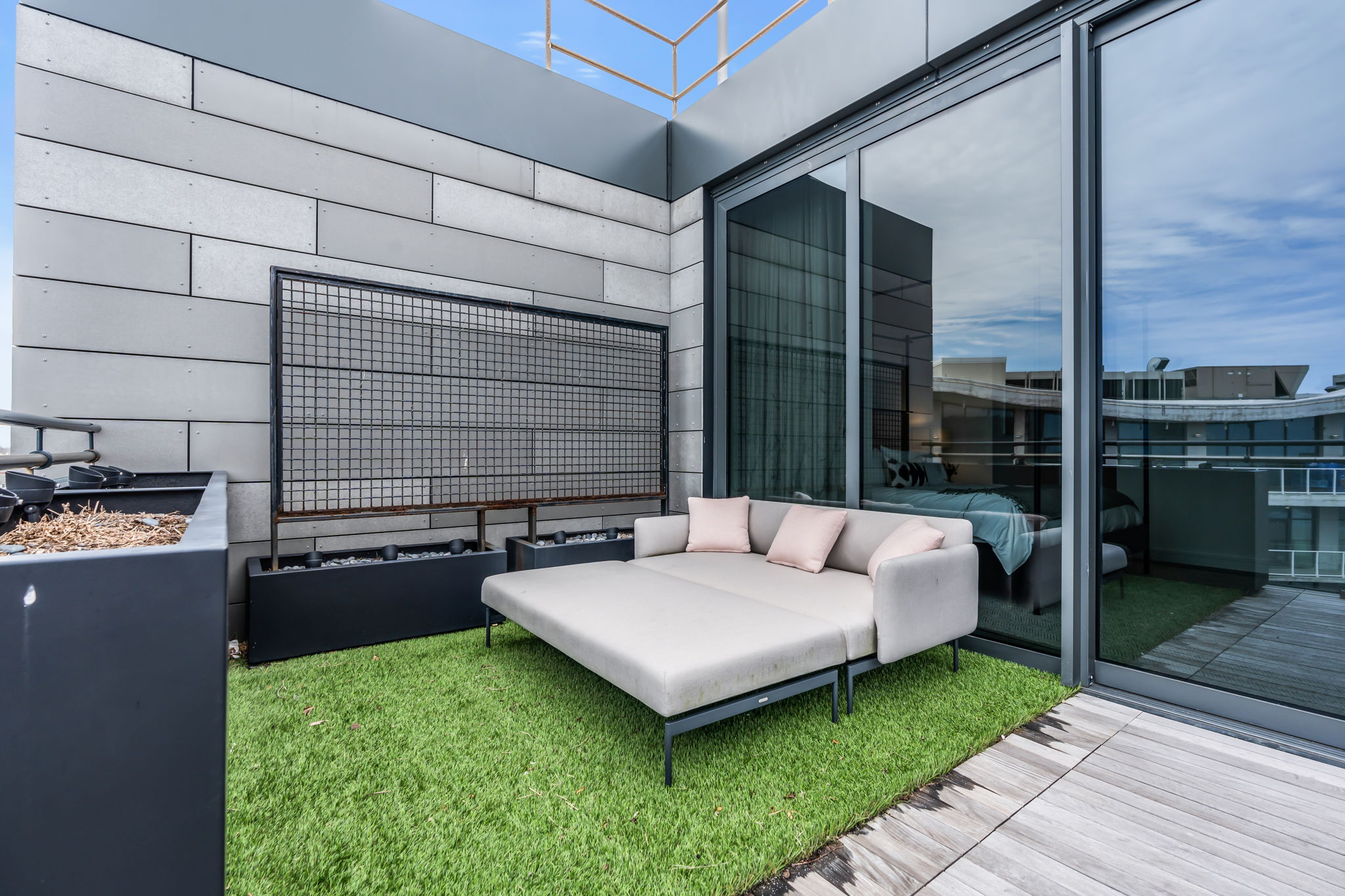 15 Morris Ave - PH 609